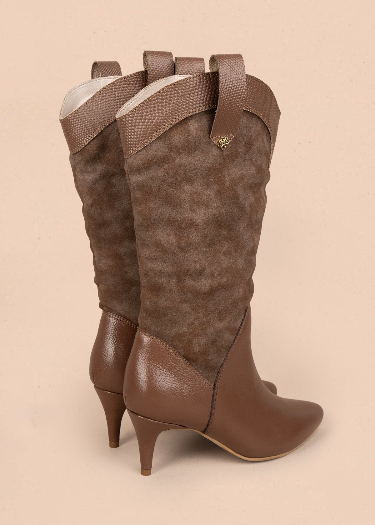 Botas en cuero color café con caña alta en gamuza y detalle cowboy 106164