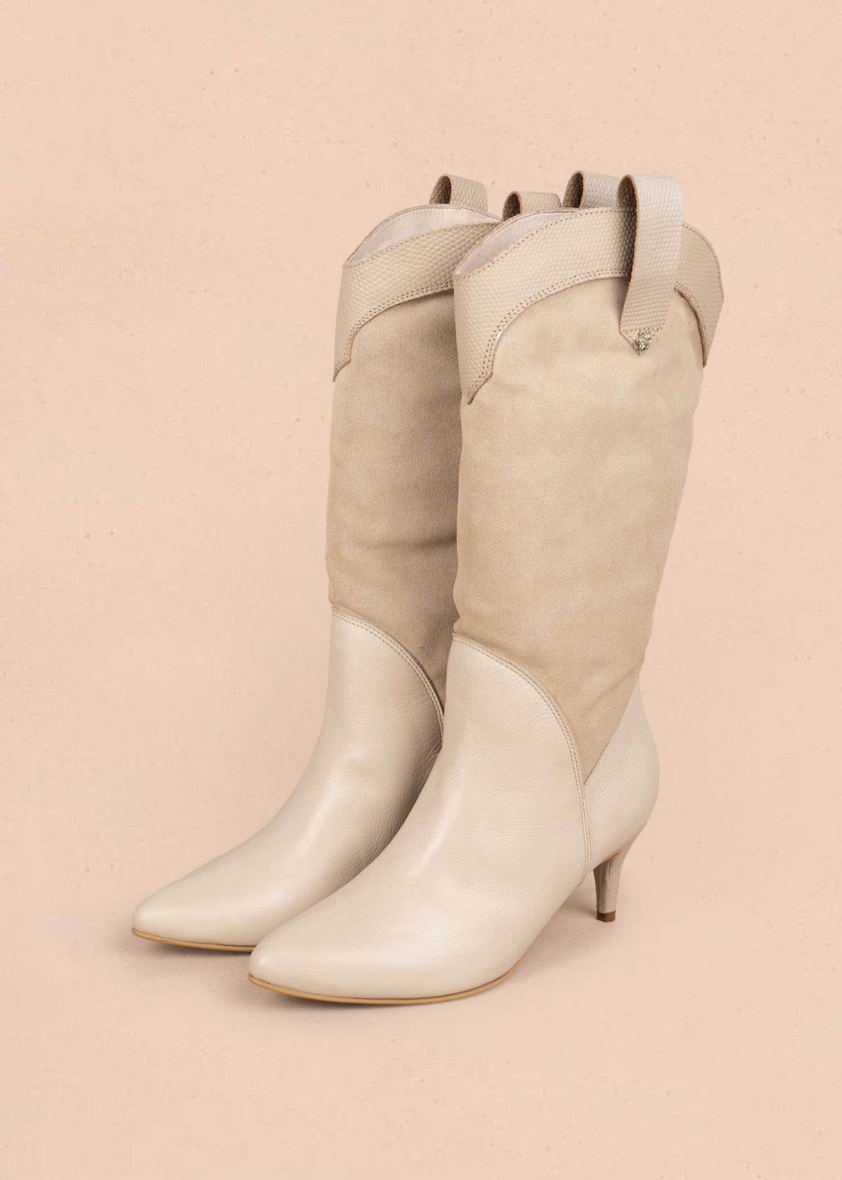 Botas en cuero color talco con caña alta en gamuza y detalle cowboy 106164