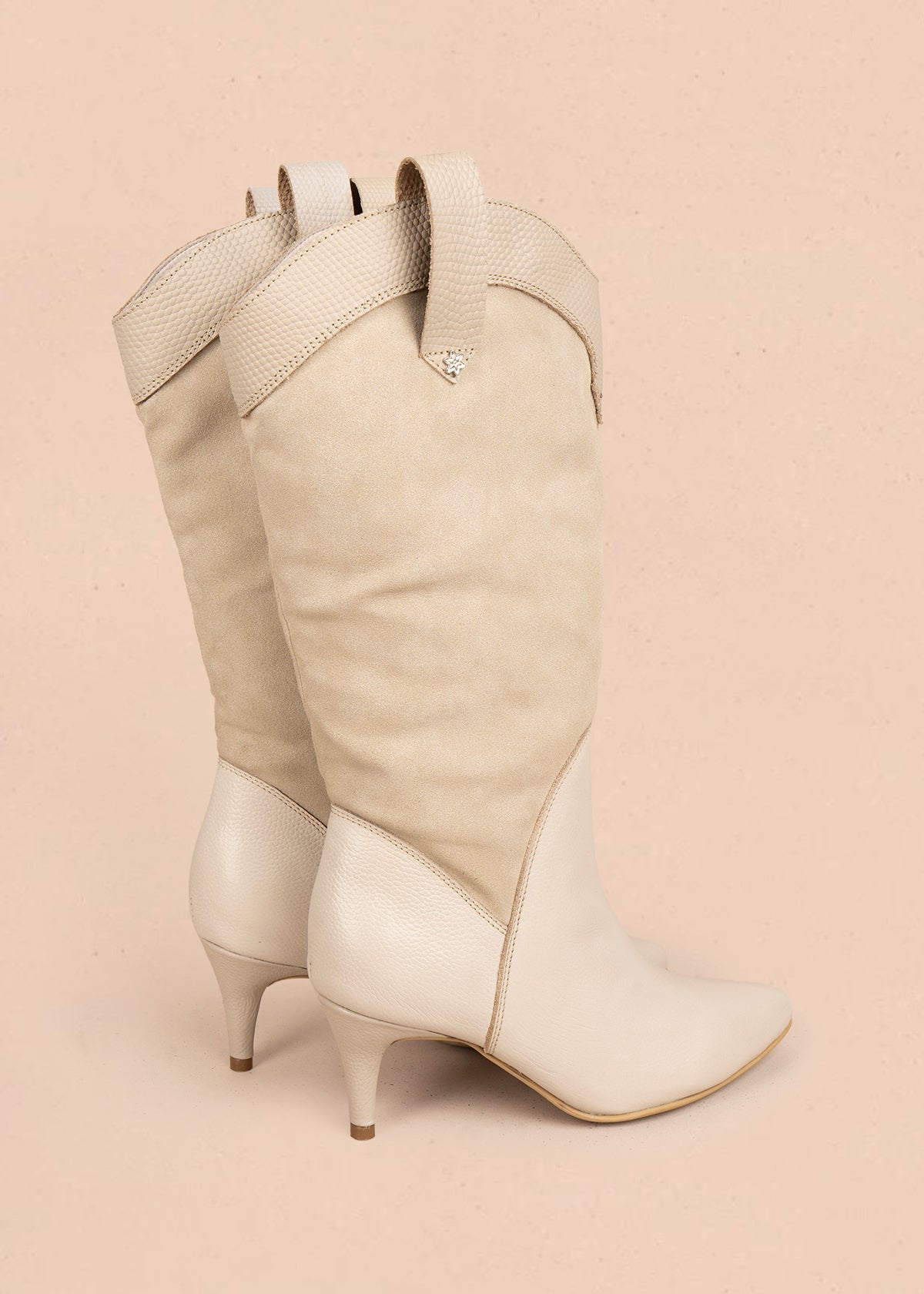 Botas en cuero color talco con caña alta en gamuza y detalle cowboy 106164