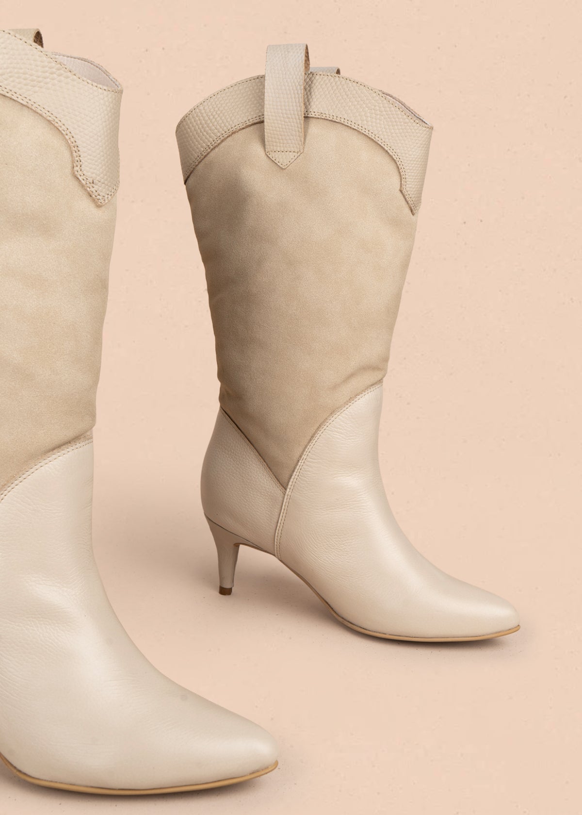 Botas en cuero color talco con caña alta en gamuza y detalle cowboy 106164