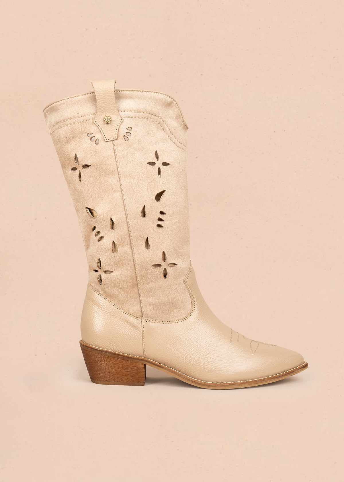 Botas texanas en cuero color beige caña en textil y perforaciones 106166