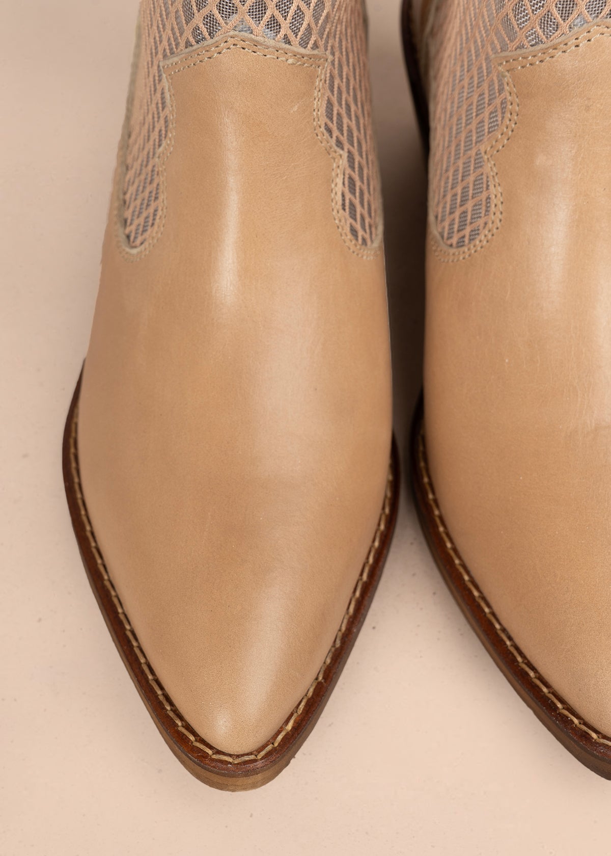 Botines texanos en cuero color beige con diseño en malla 106167