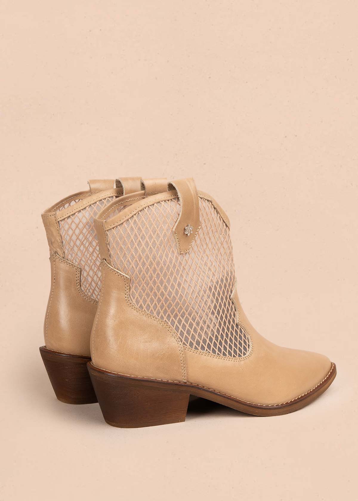 Botines texanos en cuero color beige con diseño en malla 106167