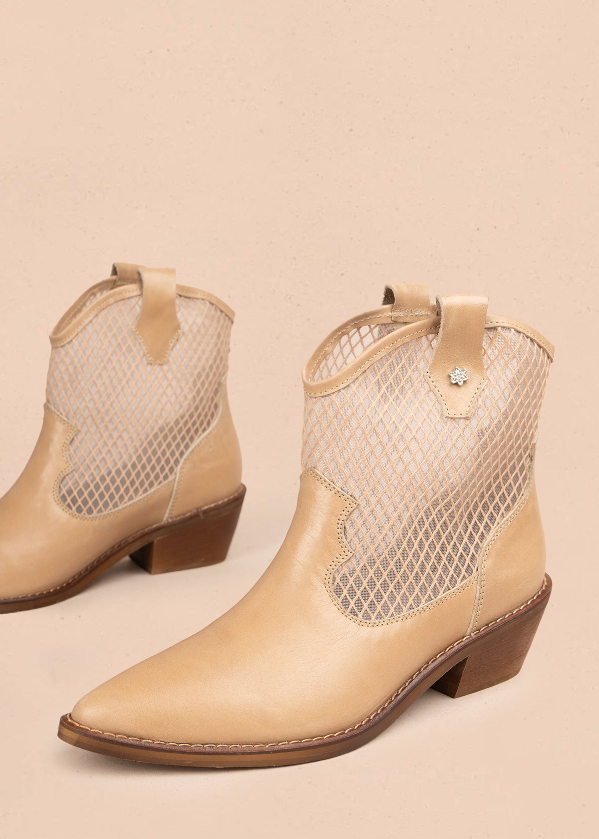 Botines texanos en cuero color beige con diseño en malla 106167