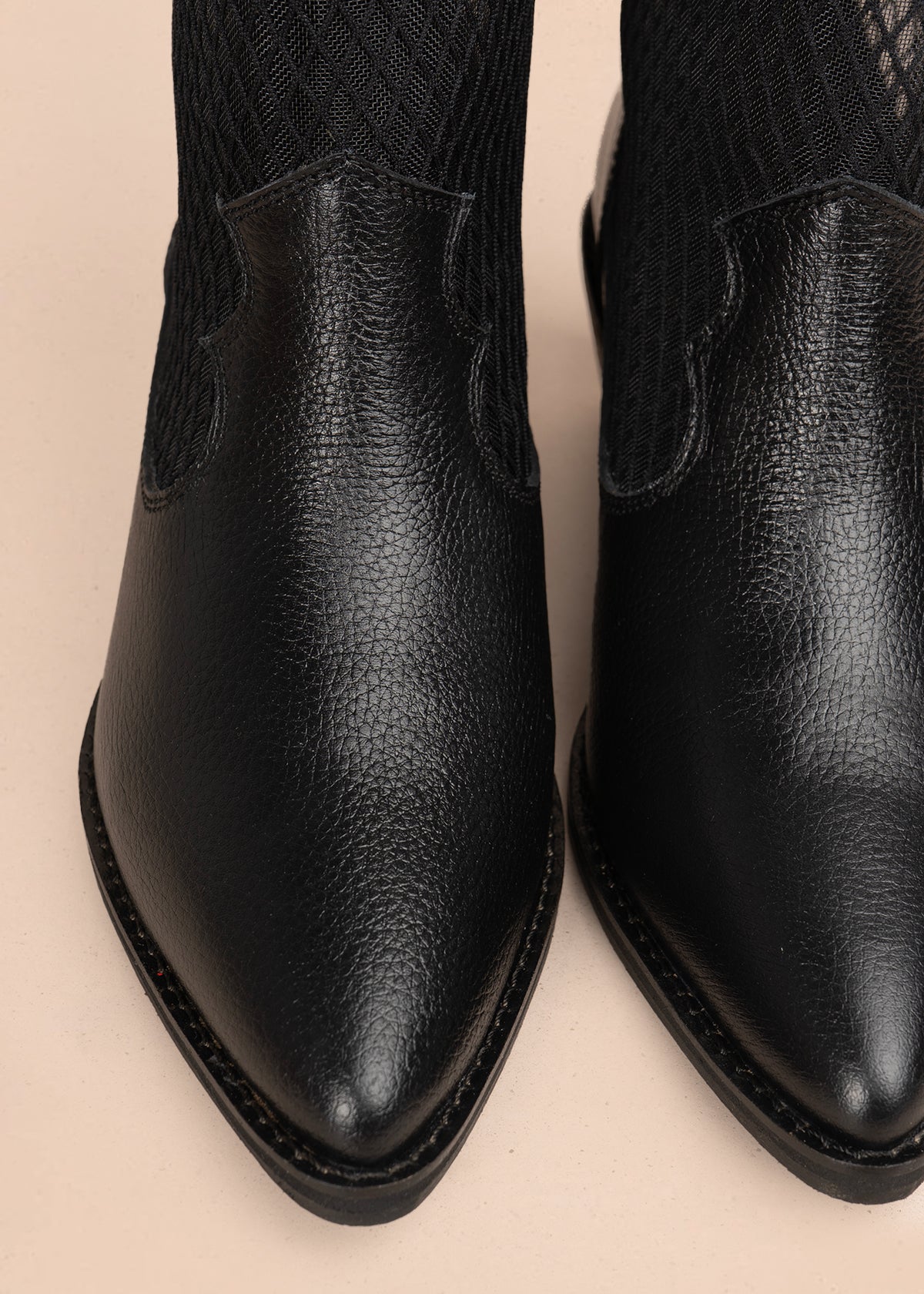 Botines texanos en cuero color negro con diseño en malla 106167