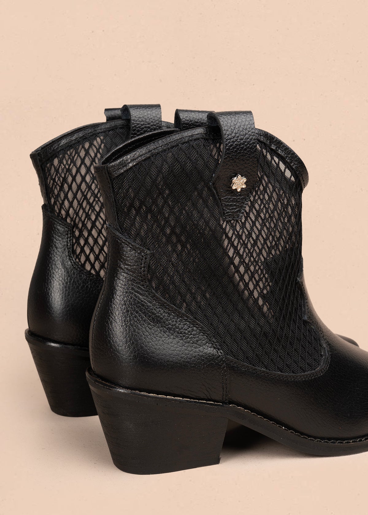 Botines texanos en cuero color negro con diseño en malla 106167