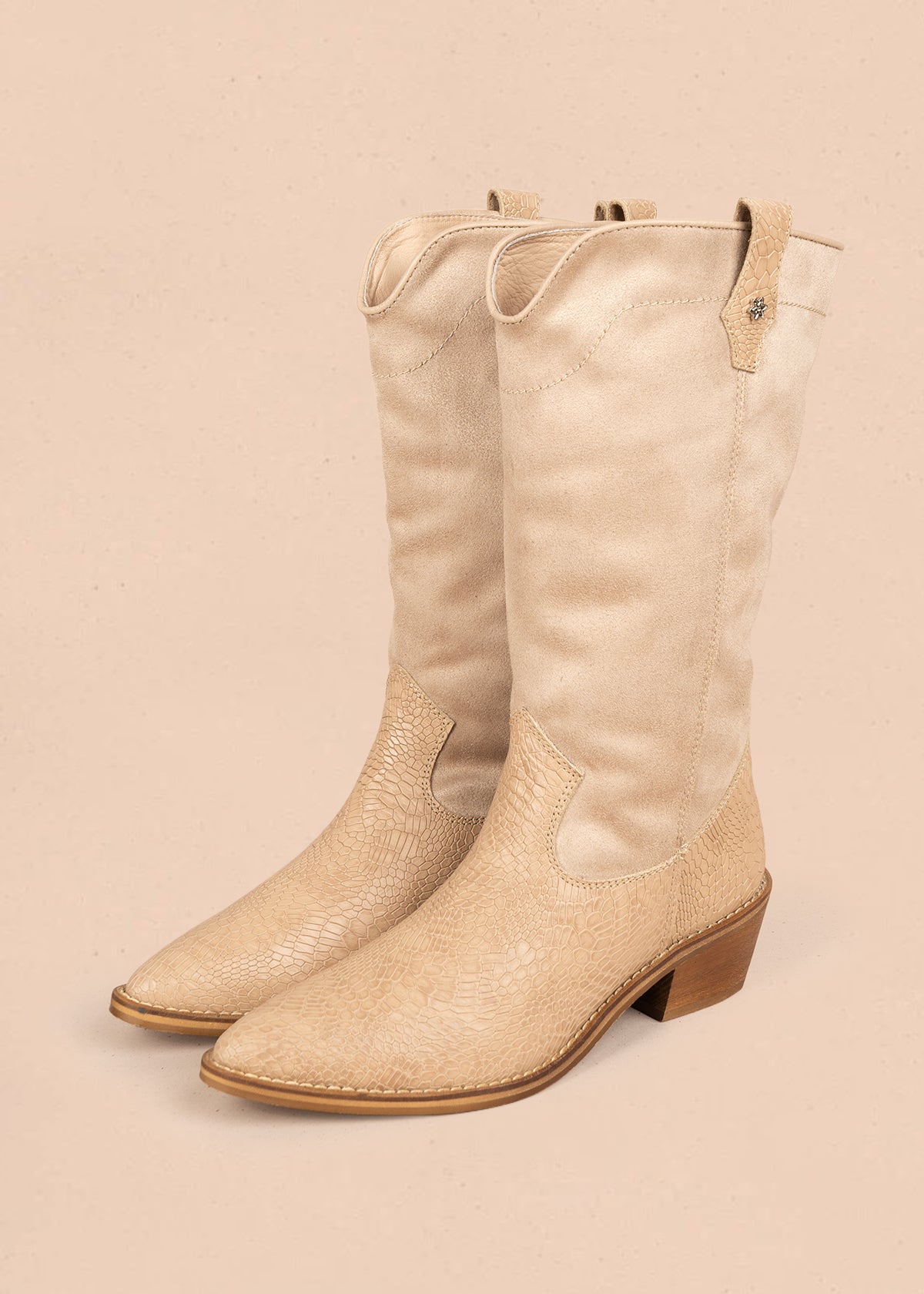 Botas en cuero color arena caña en gamuza y capellada textura croco 106168