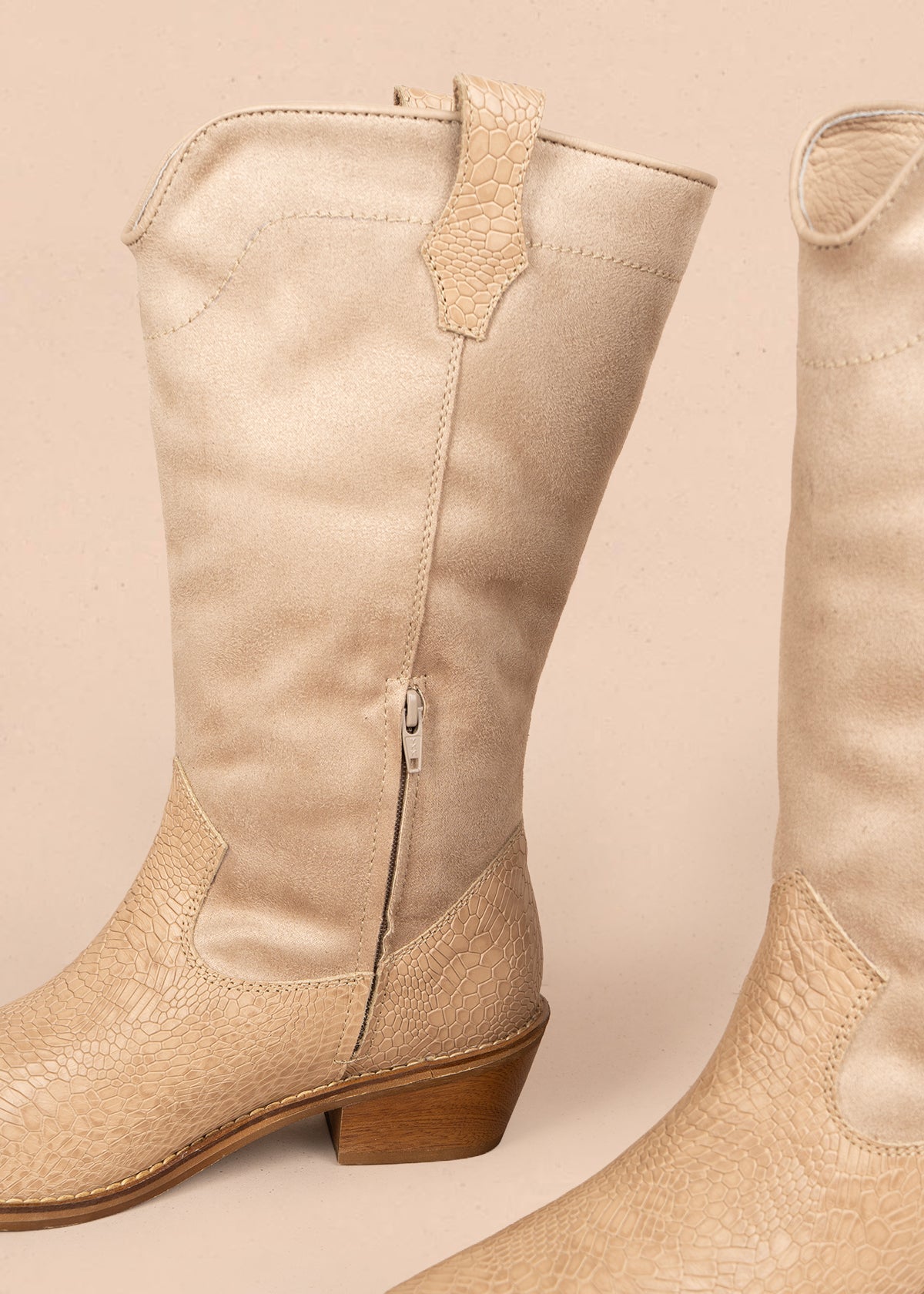 Botas en cuero color arena caña en gamuza y capellada textura croco 106168