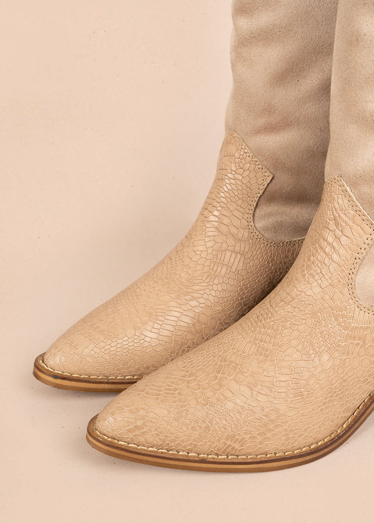 Botas en cuero color arena caña en gamuza y capellada textura croco 106168