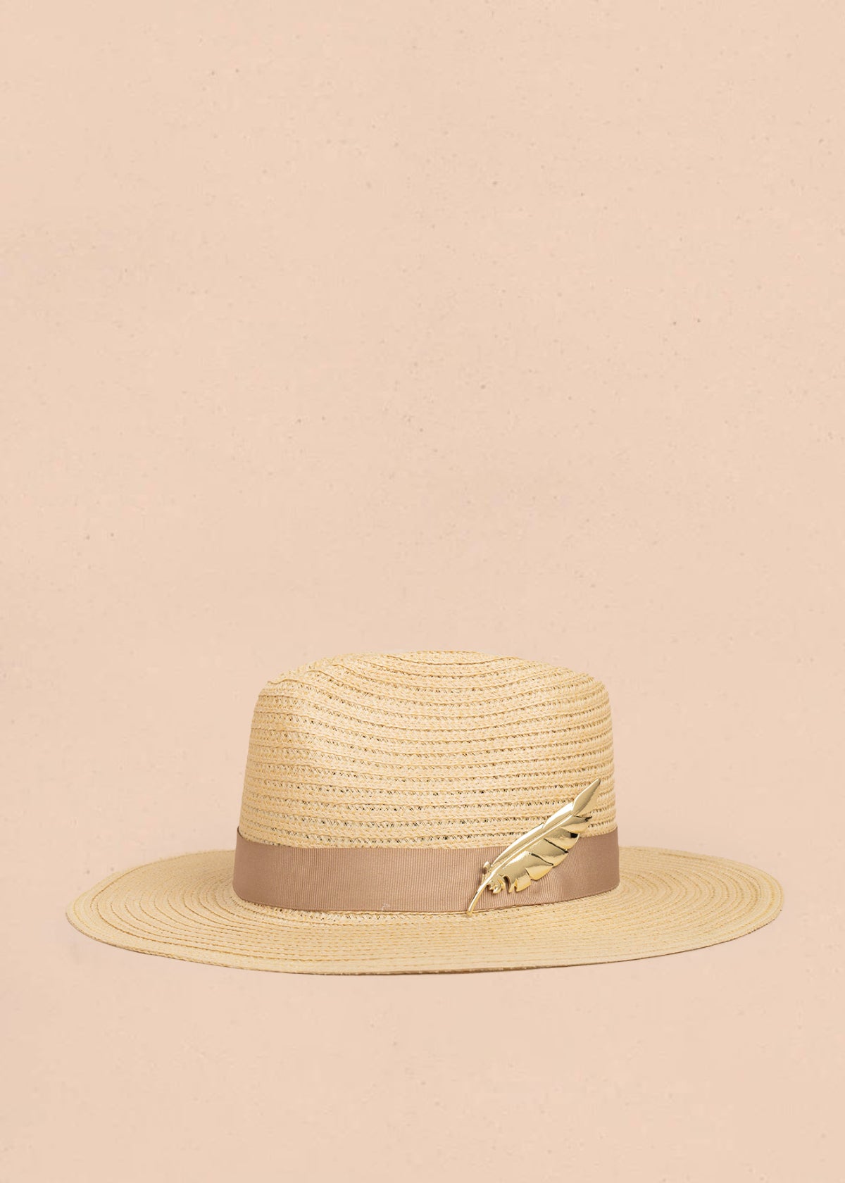 Sombrero color crema con banda decorativa y aplique en hoja dorado 106169