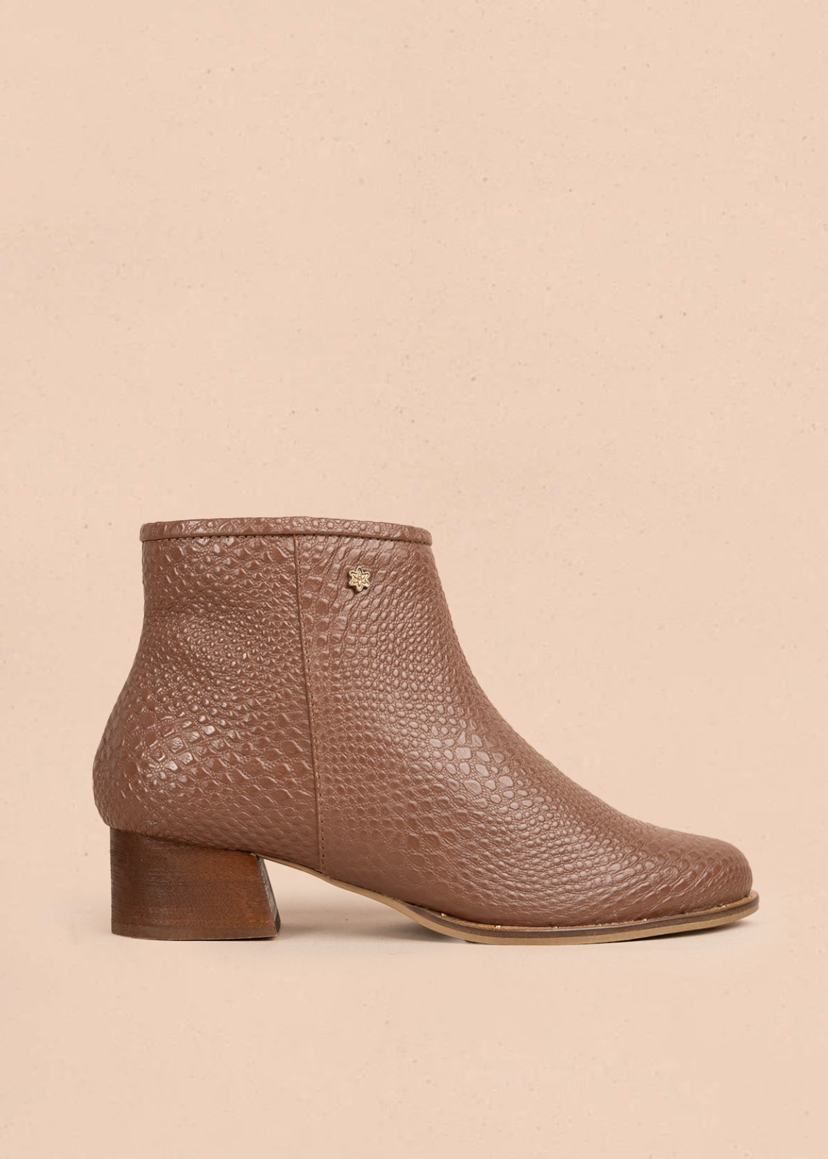 Botines en cuero color café con texturizado croco 106174