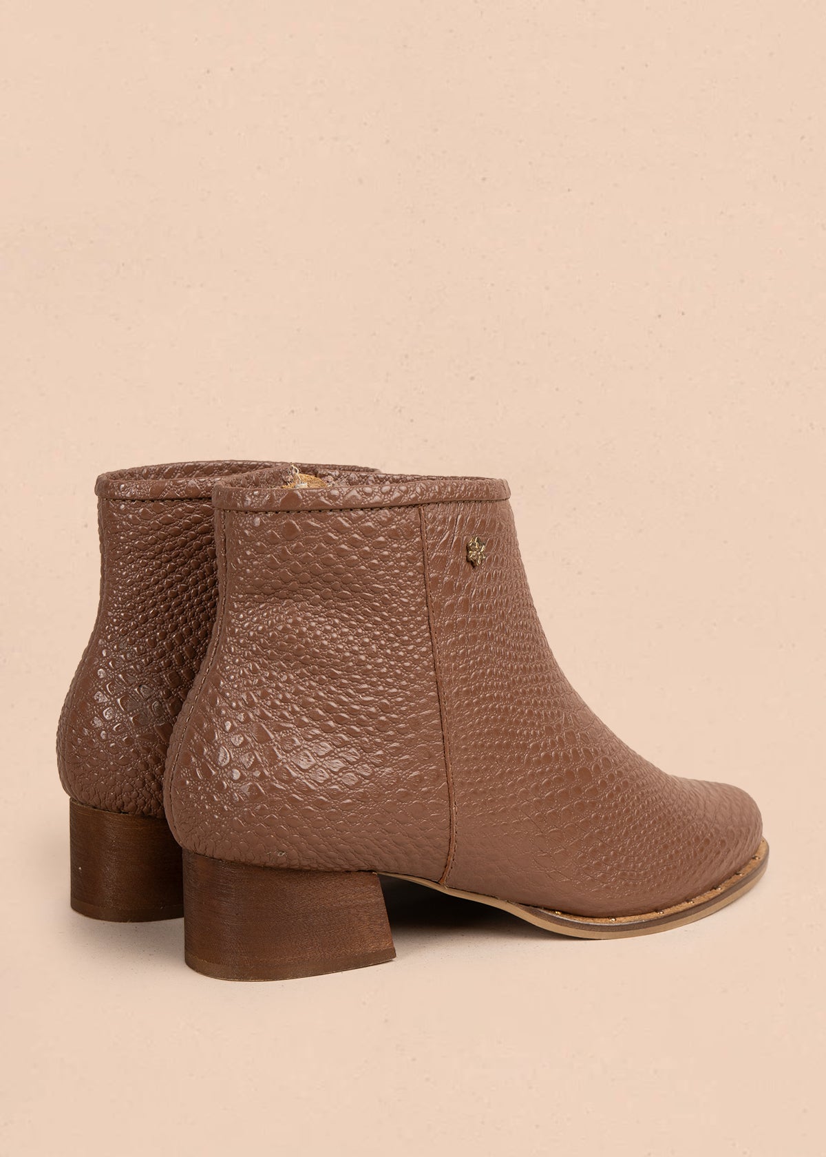 Botines en cuero color café con texturizado croco 106174