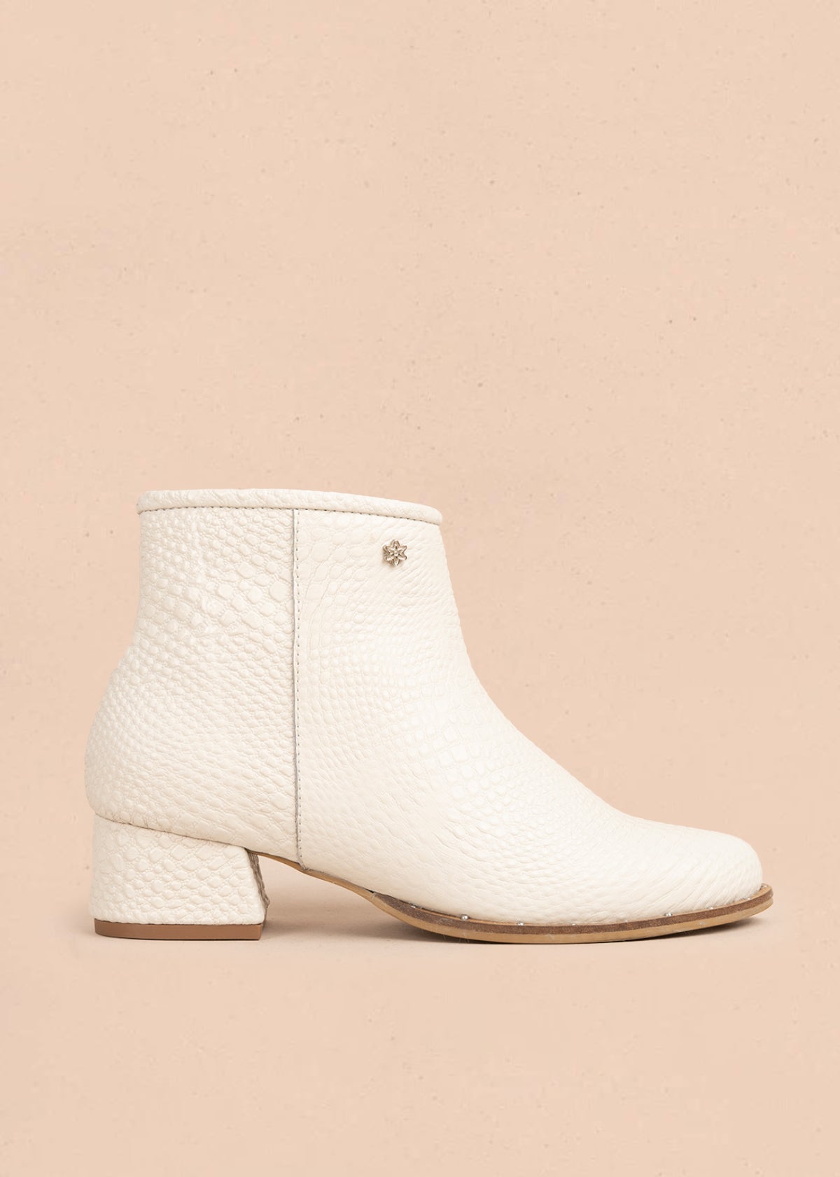 Botines en cuero color talco con texturizado croco 106174