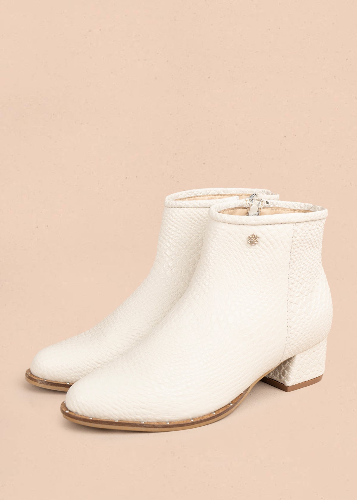 Botines en cuero color talco con texturizado croco 106174