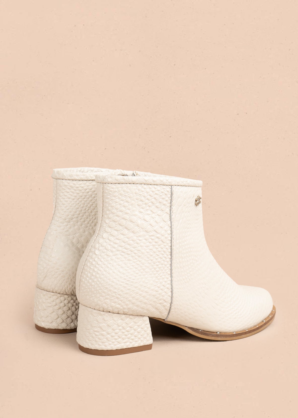 Botines en cuero color talco con texturizado croco 106174