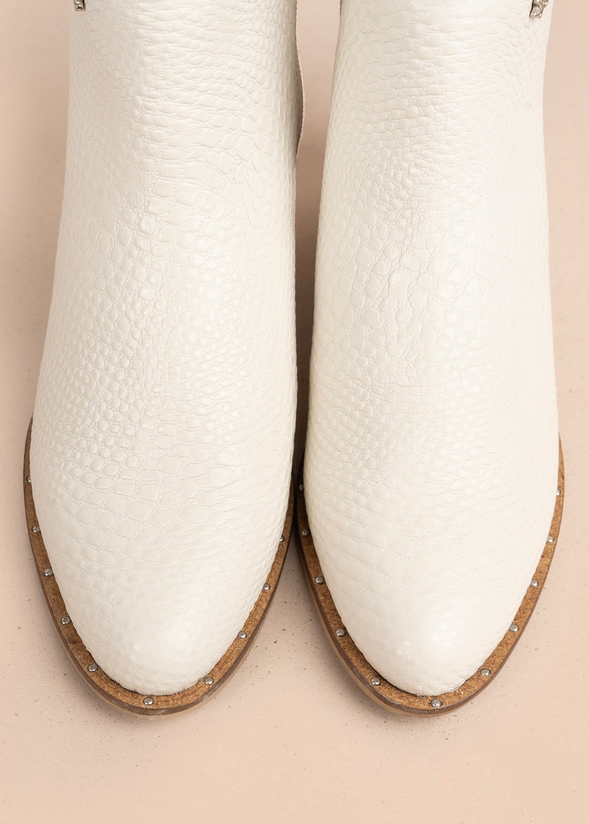 Botines en cuero color talco con texturizado croco 106174