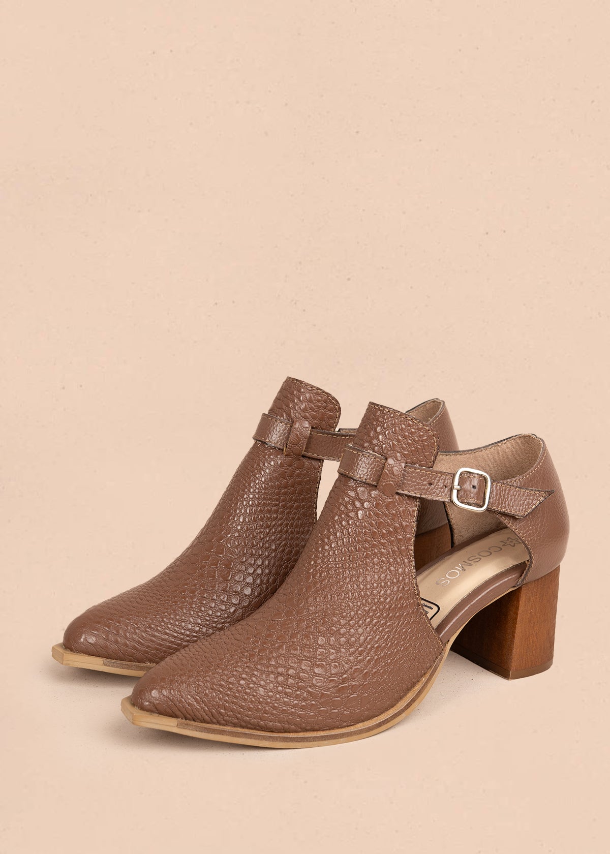 Botines en cuero color chocolate con textura croco y correa 106175