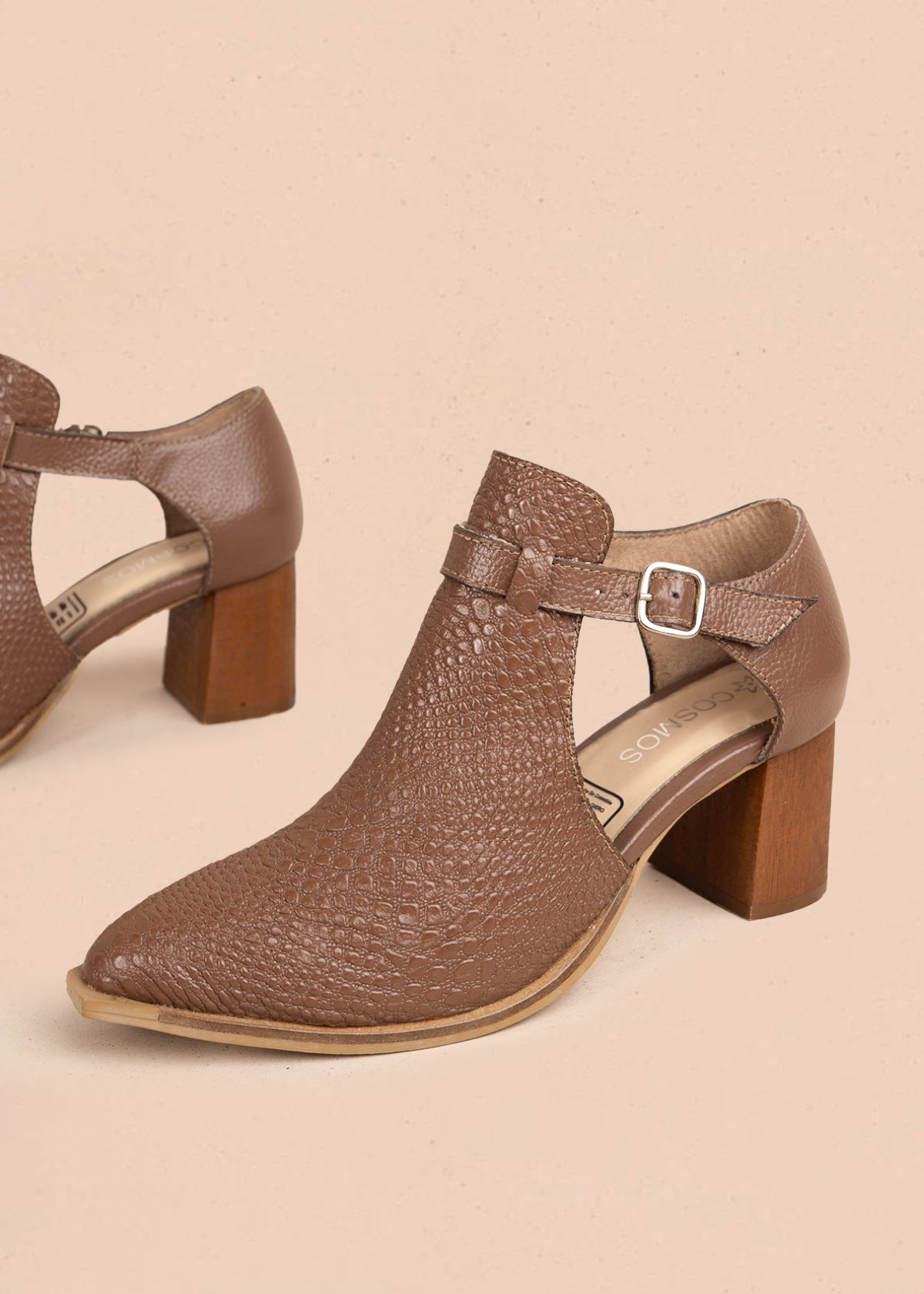 Botines en cuero color chocolate con textura croco y correa 106175