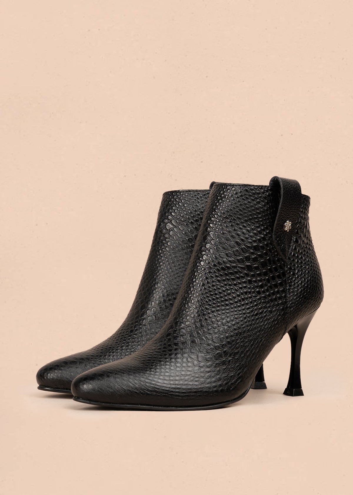 Botines en cuero color negro con textura croco 106176