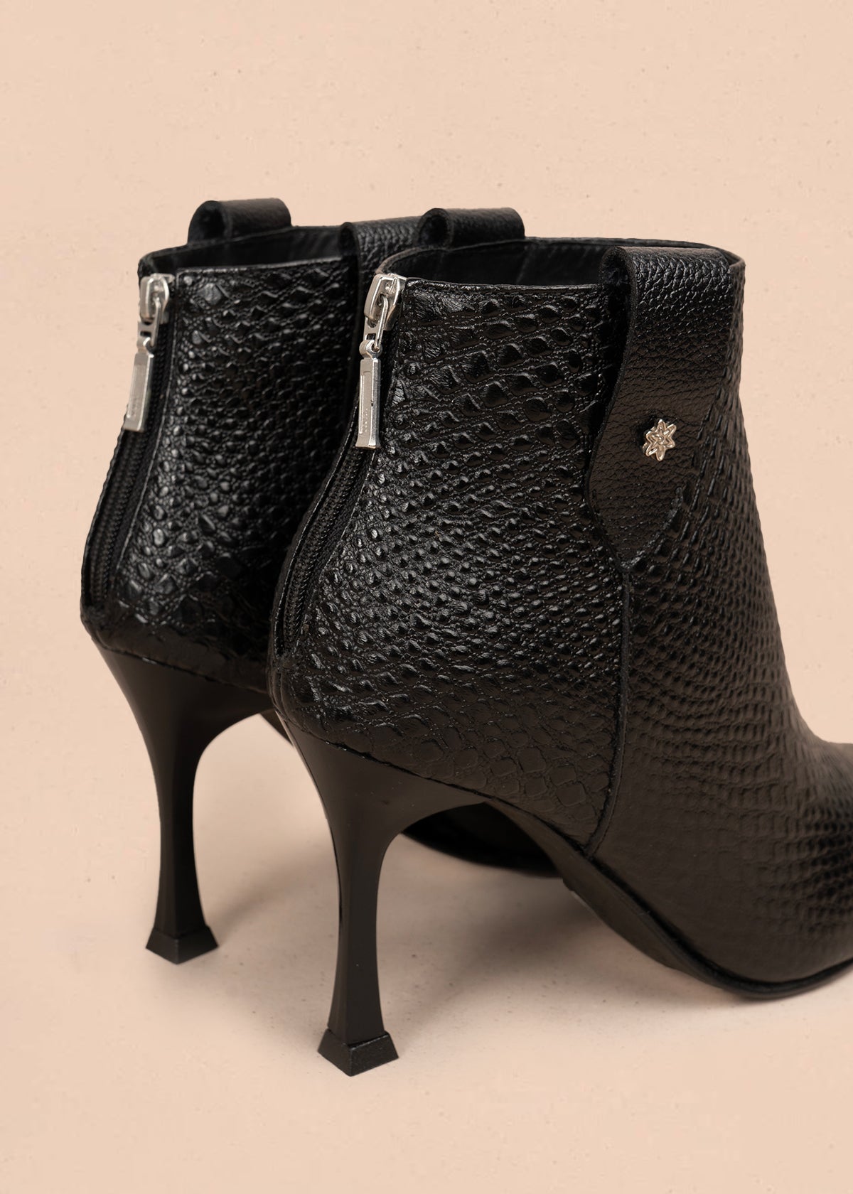 Botines en cuero color negro con textura croco 106176