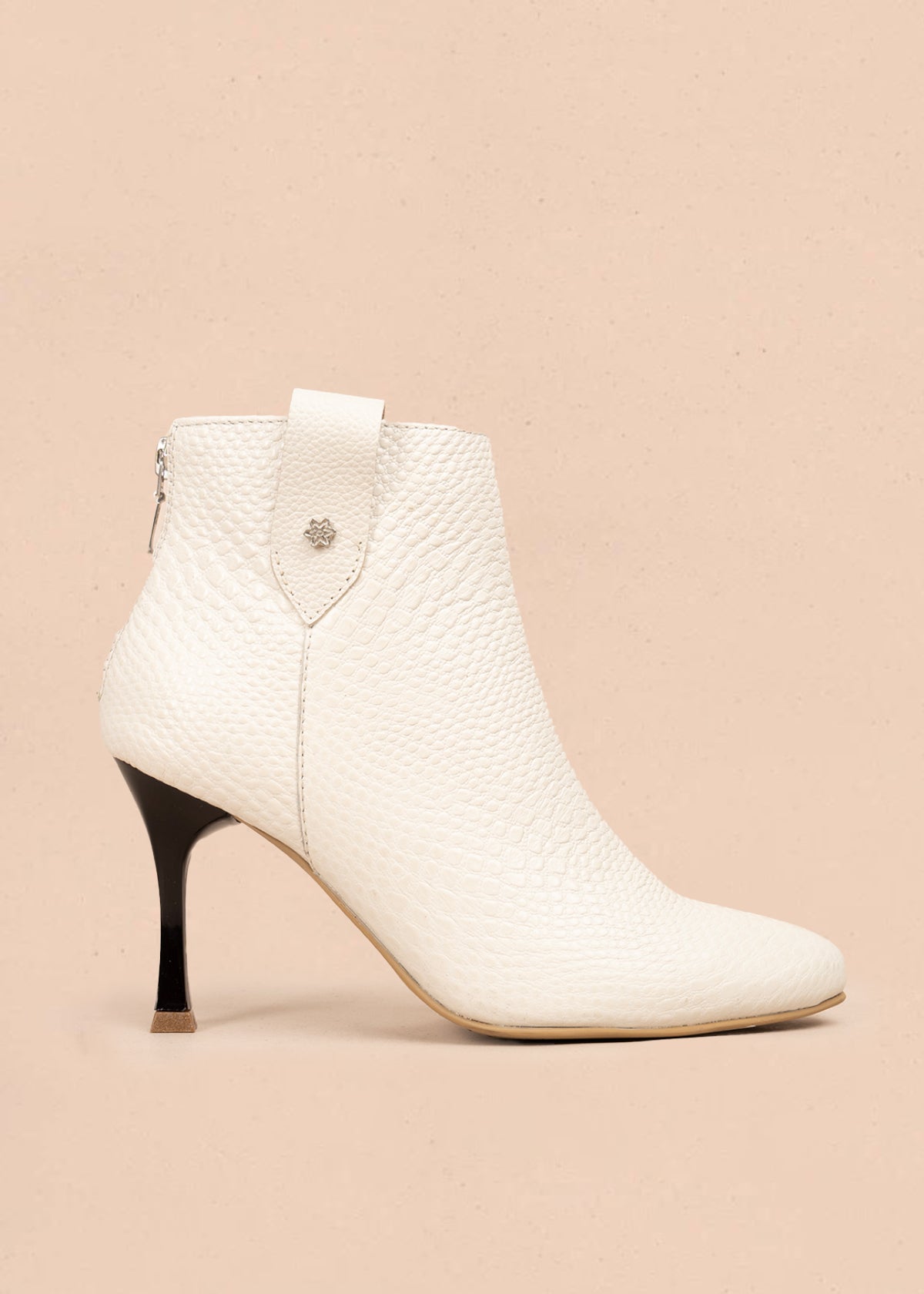 Botines en cuero color talco con textura croco 106176