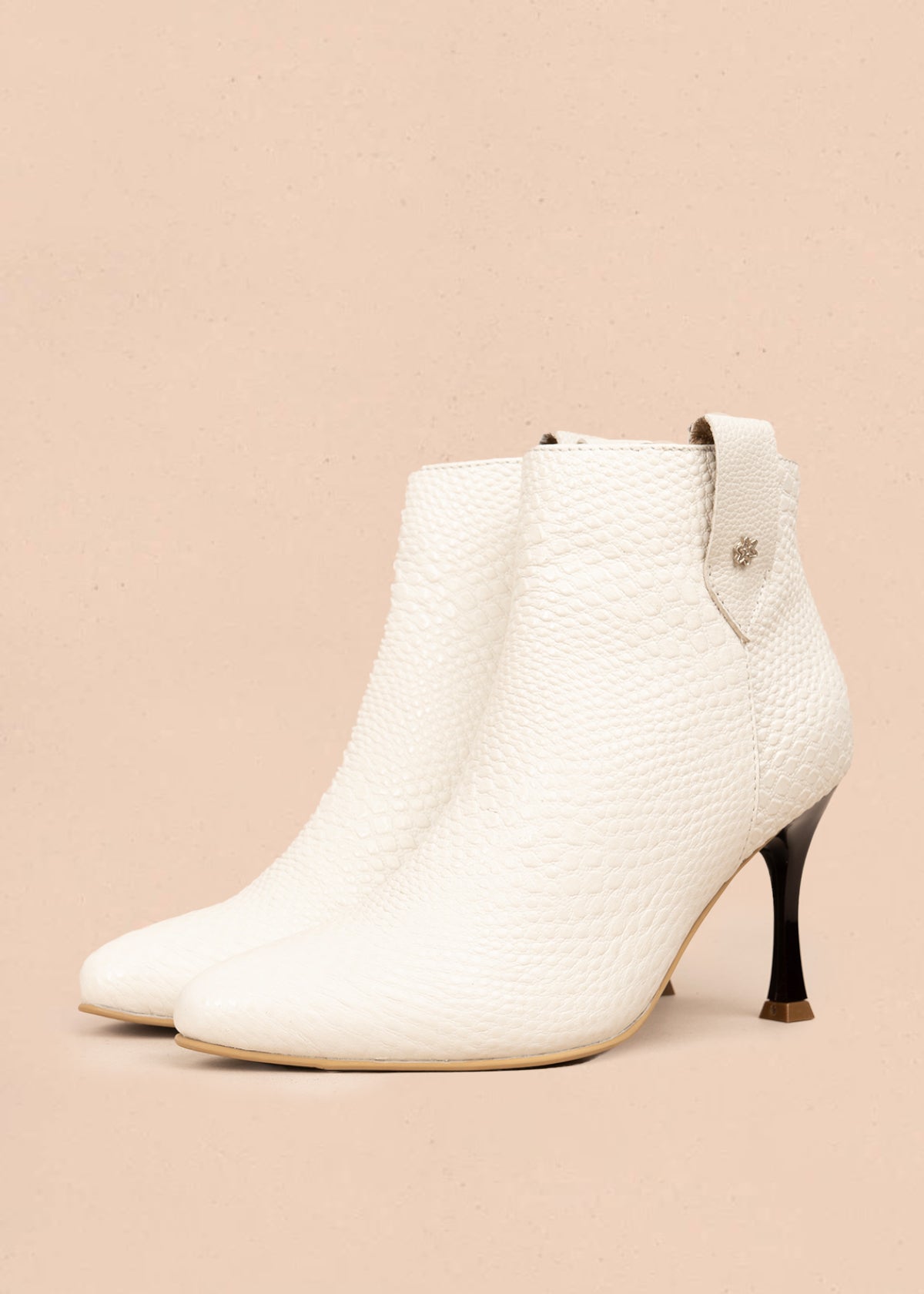 Botines en cuero color talco con textura croco 106176