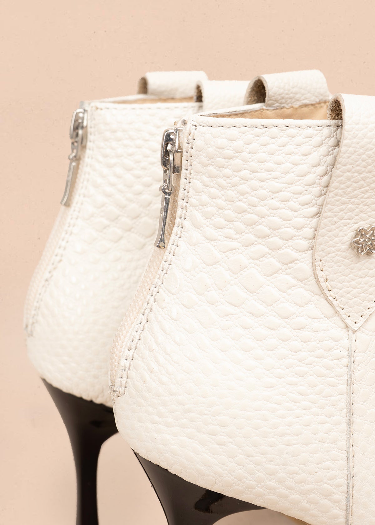 Botines en cuero color talco con textura croco 106176