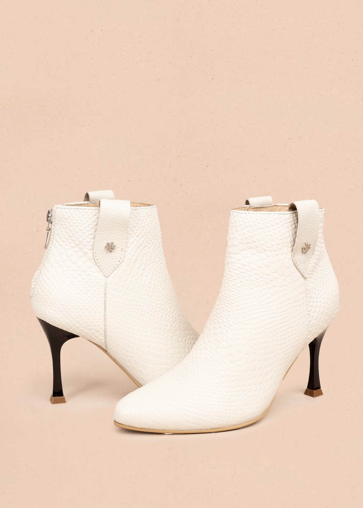 Botines en cuero color talco con textura croco 106176