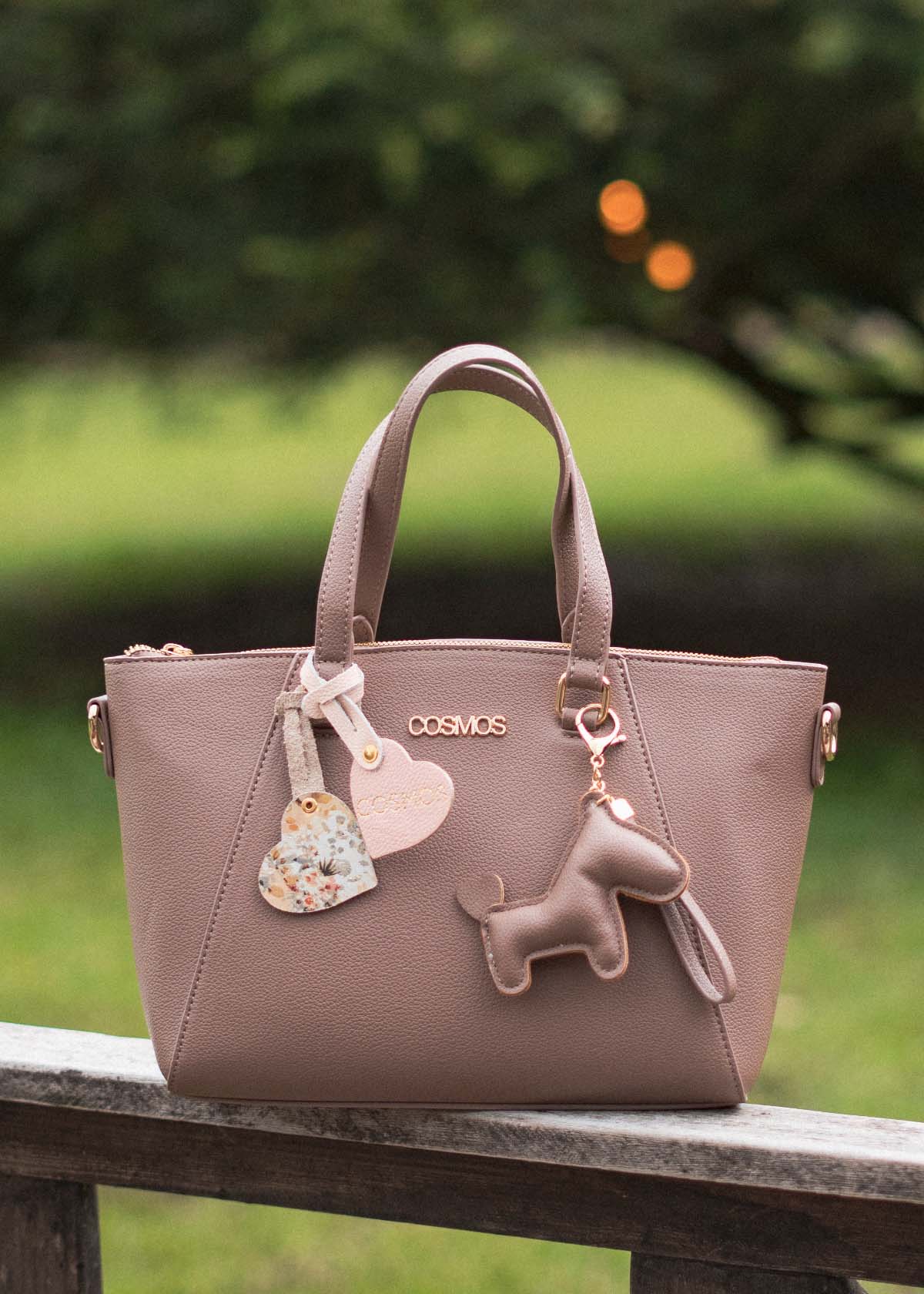 Bolso tipo cartera color moca con herrajes dorados 106178