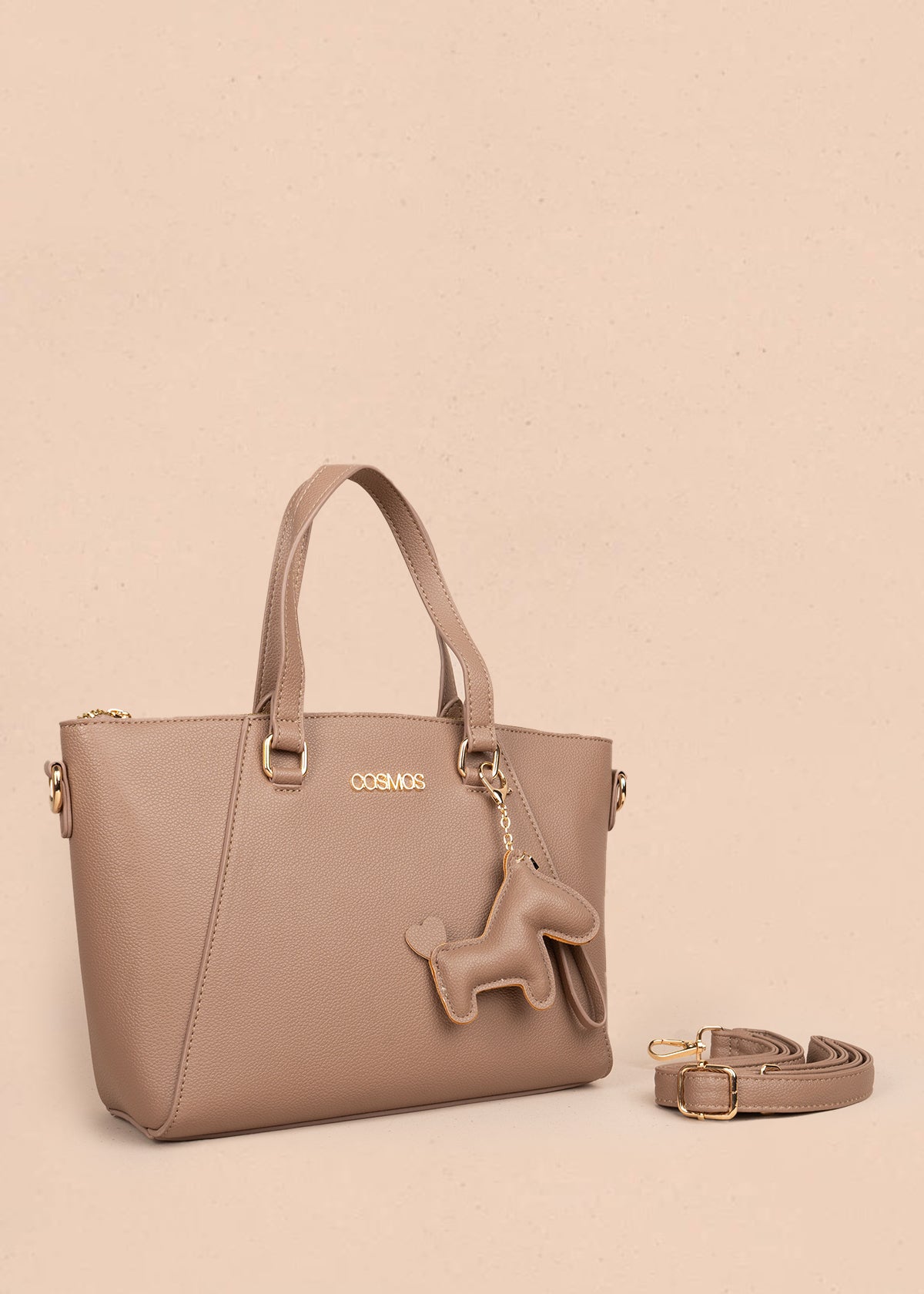 Bolso tipo cartera color moca con herrajes dorados 106178