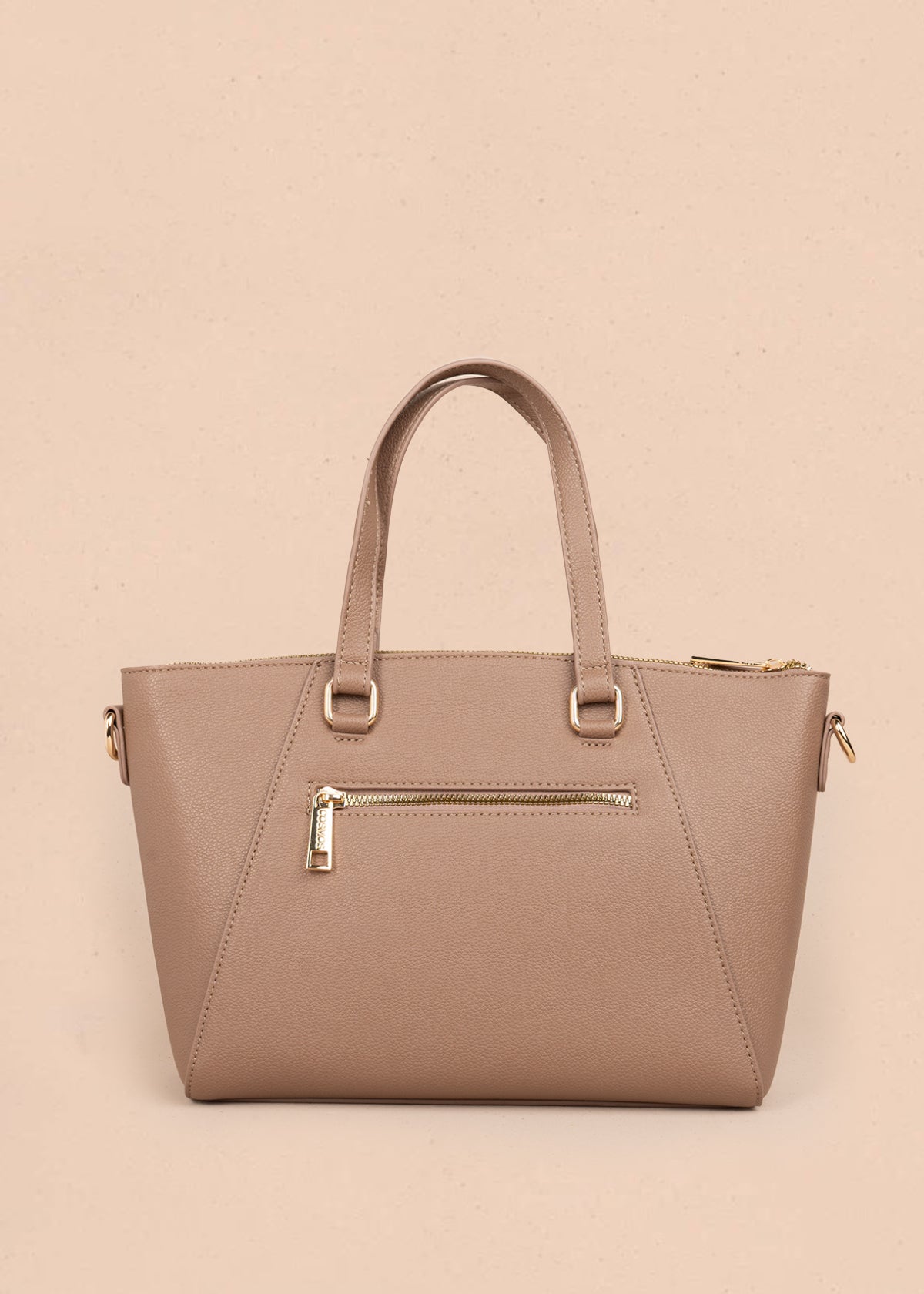 Bolso tipo cartera color moca con herrajes dorados 106178