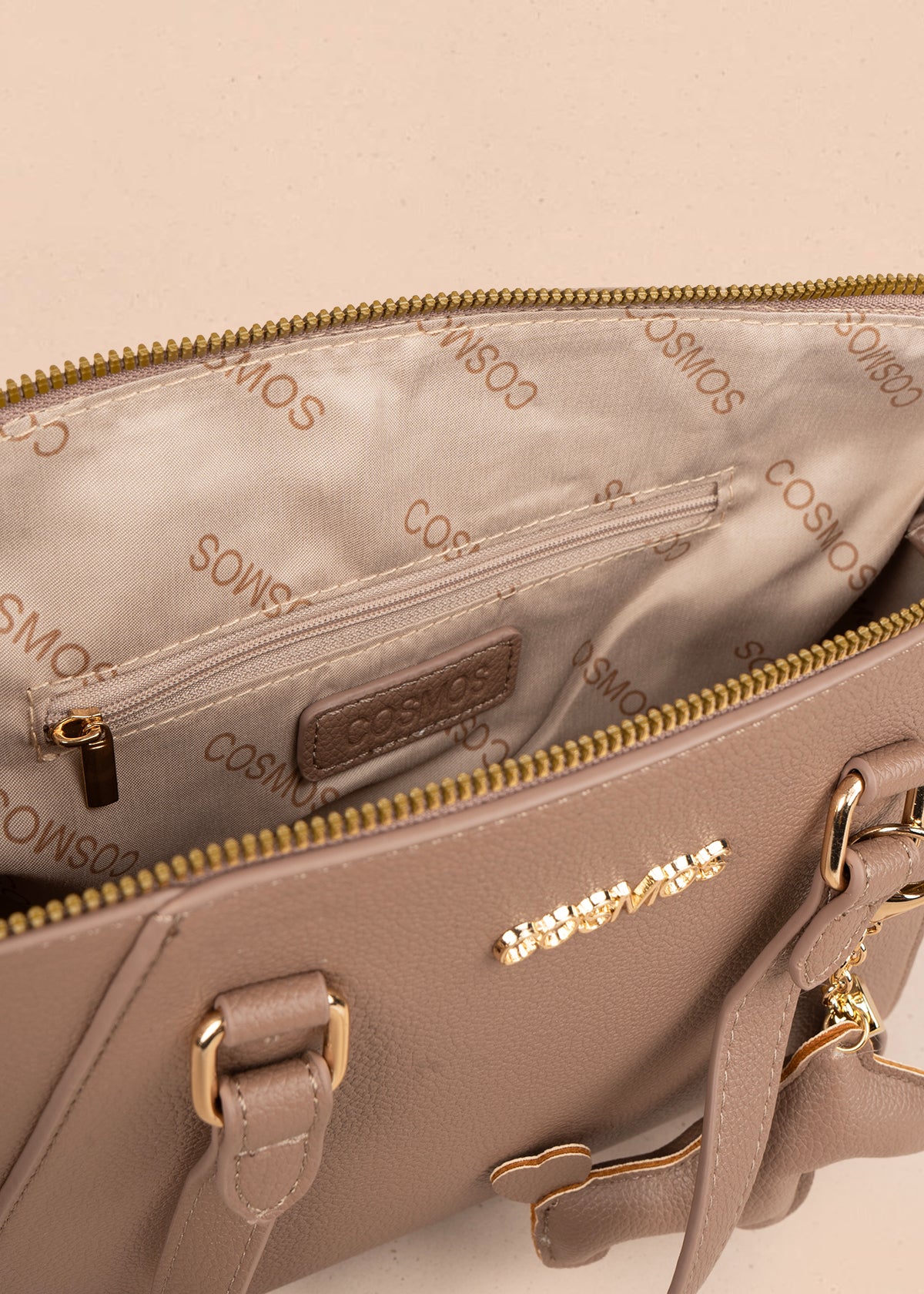 Bolso tipo cartera color moca con herrajes dorados 106178