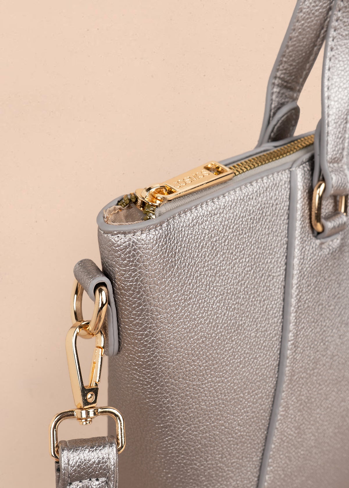 Bolso tipo cartera color plomo con herrajes dorados 106178