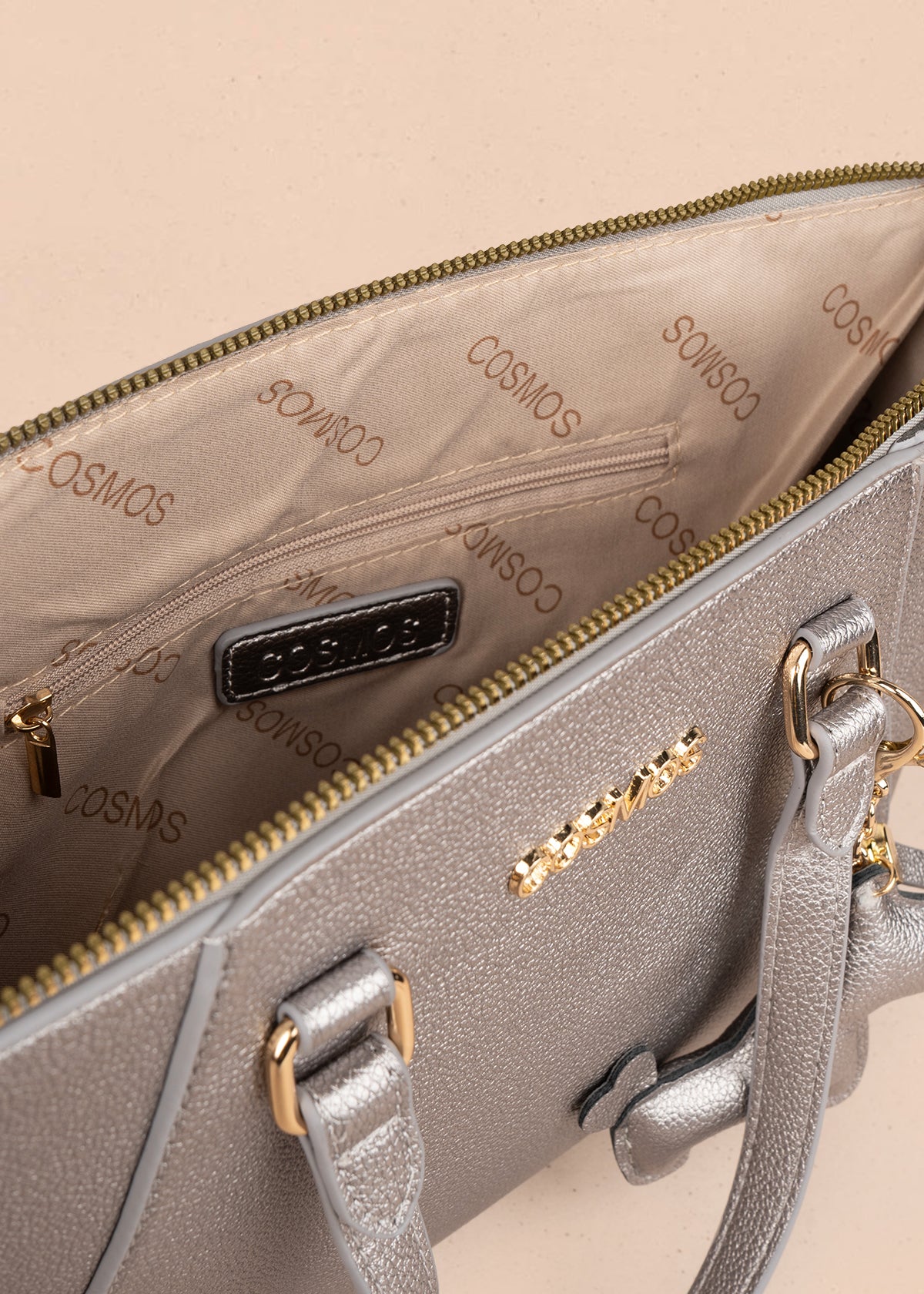 Bolso tipo cartera color plomo con herrajes dorados 106178