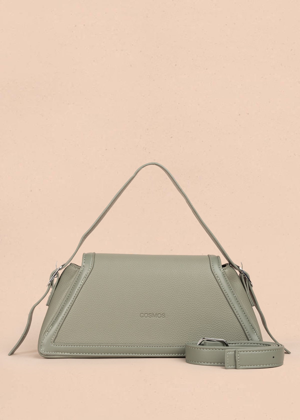 Bolso cartera color verde con diseño triangular y acabados metálicos 106179