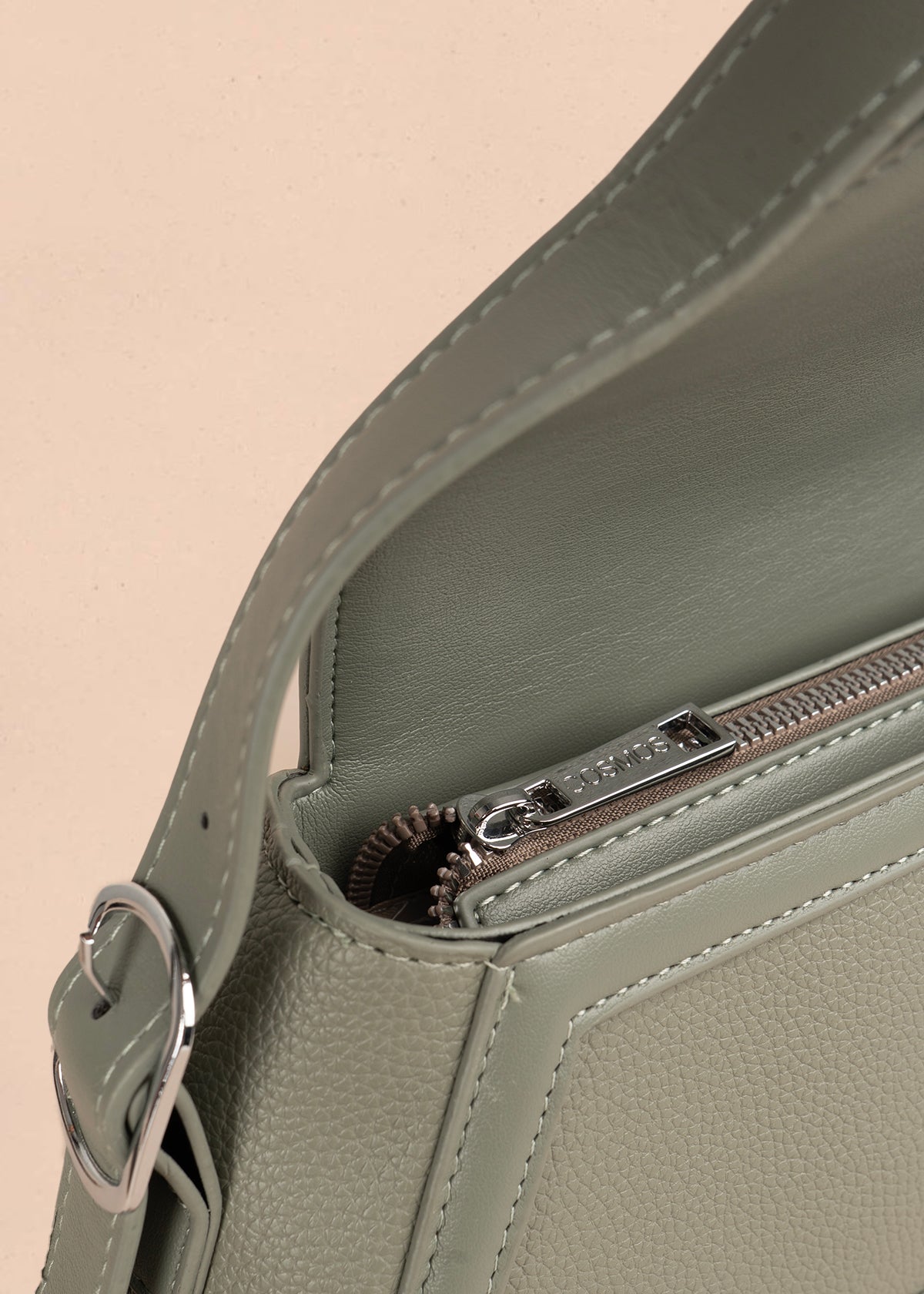 Bolso cartera color verde con diseño triangular y acabados metálicos 106179