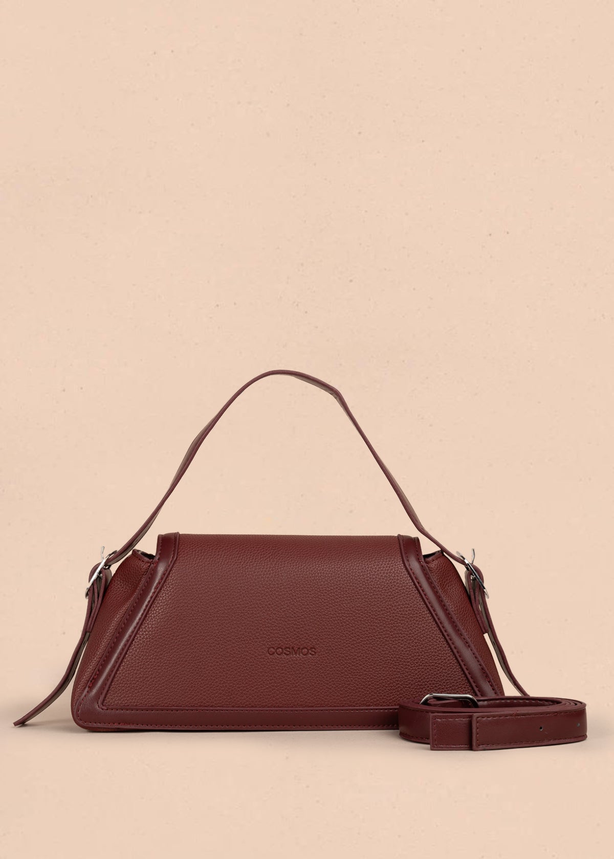 Bolso cartera color vinotinto con diseño triangular y acabados metálicos 106179