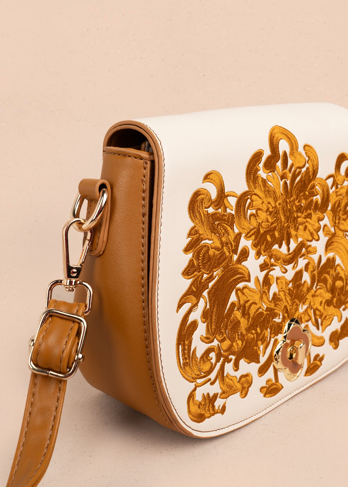Bolso manos libres color miel con bordado y detalles dorados 106180