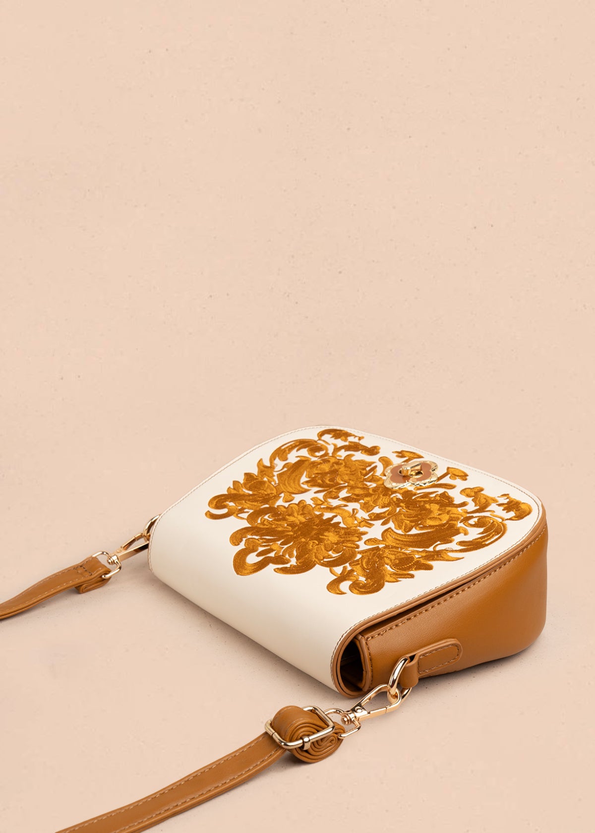 Bolso manos libres color miel con bordado y detalles dorados 106180