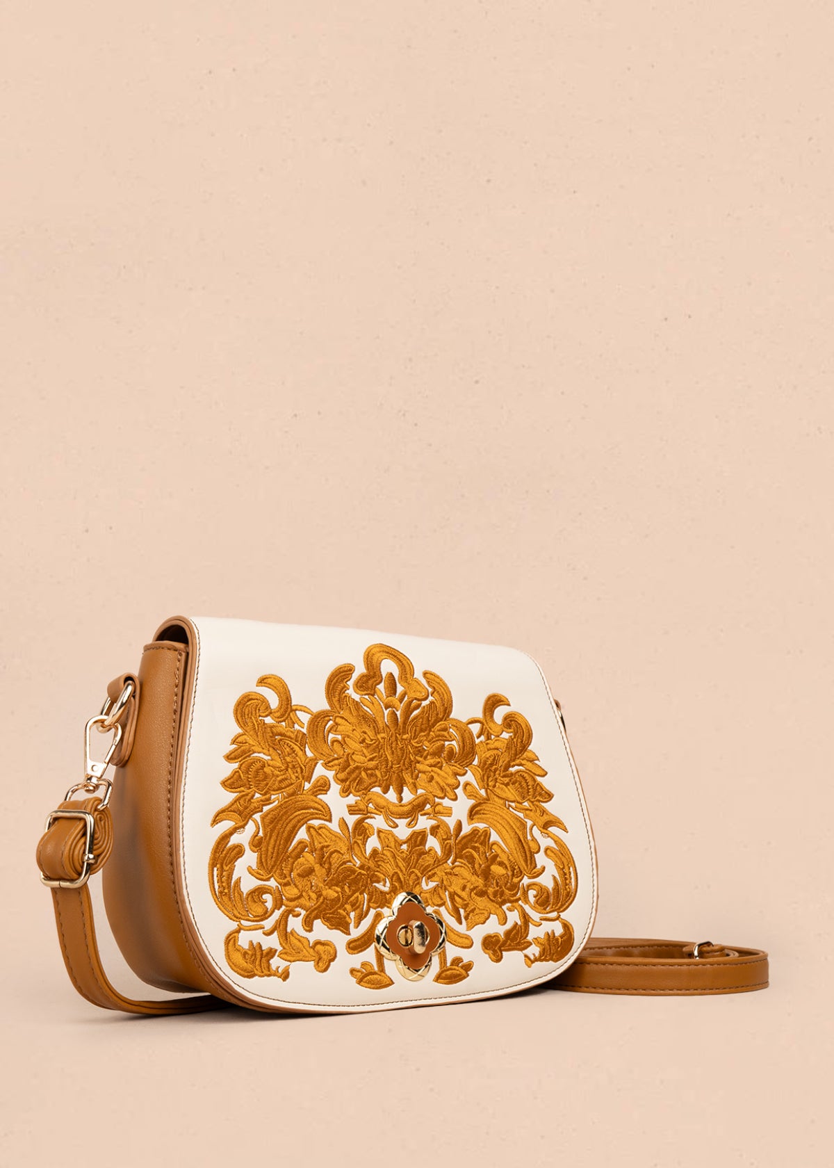 Bolso manos libres color miel con bordado y detalles dorados 106180