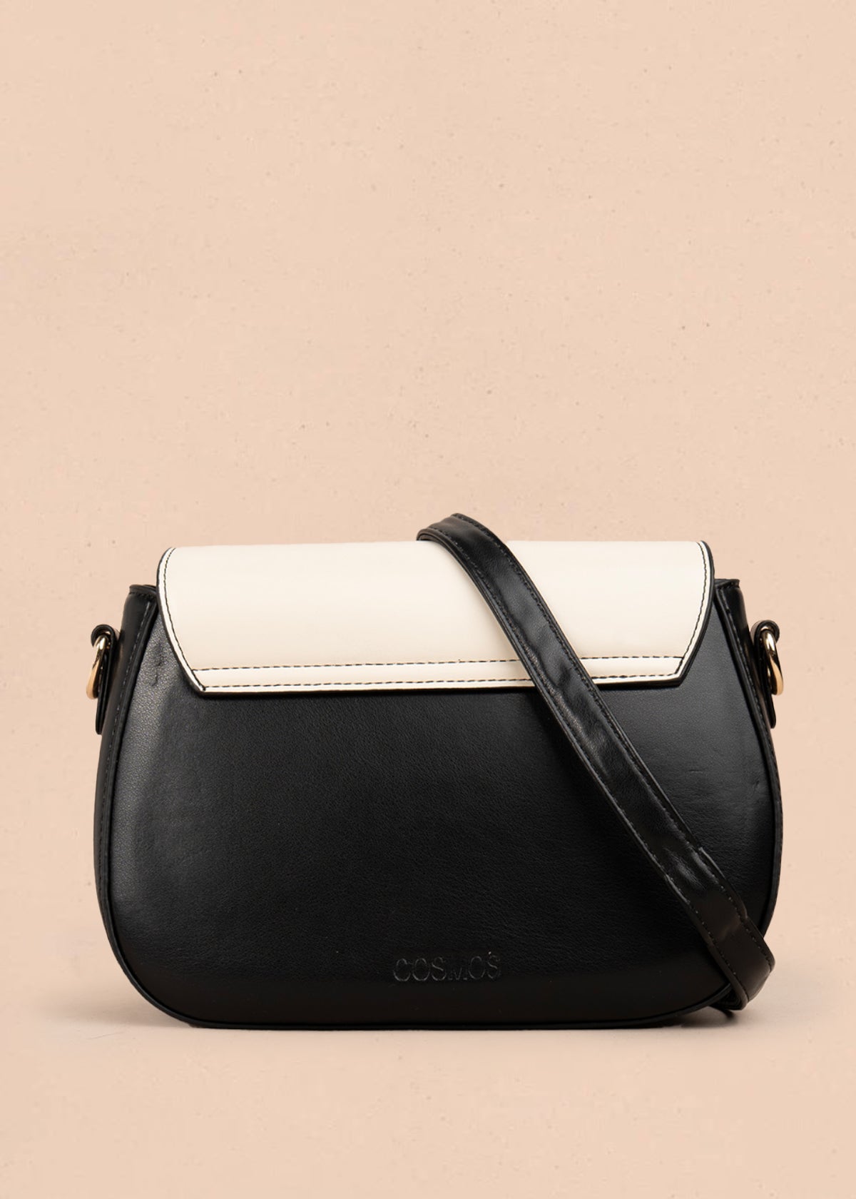 Bolso manos libres color negro con bordado y detalles dorados 106180