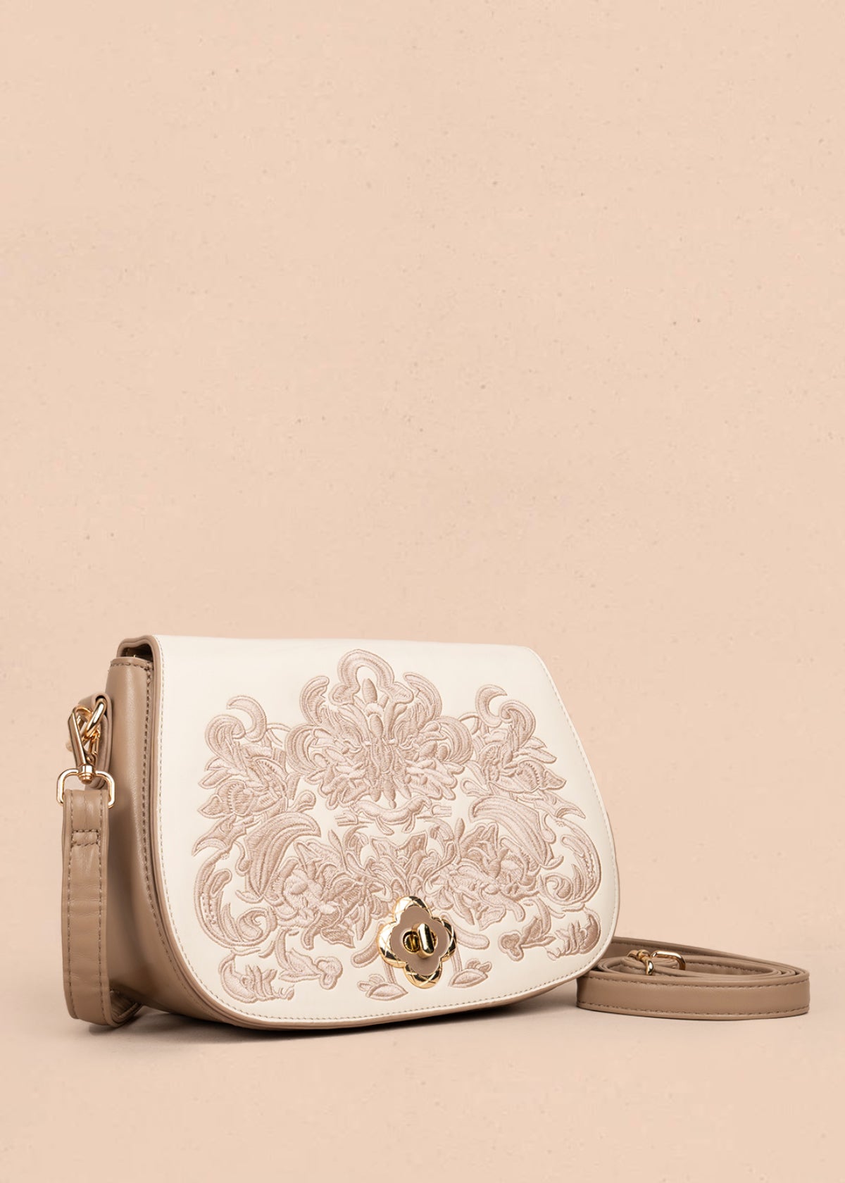 Bolso manos libres color taupe con bordado y detalles dorados 106180