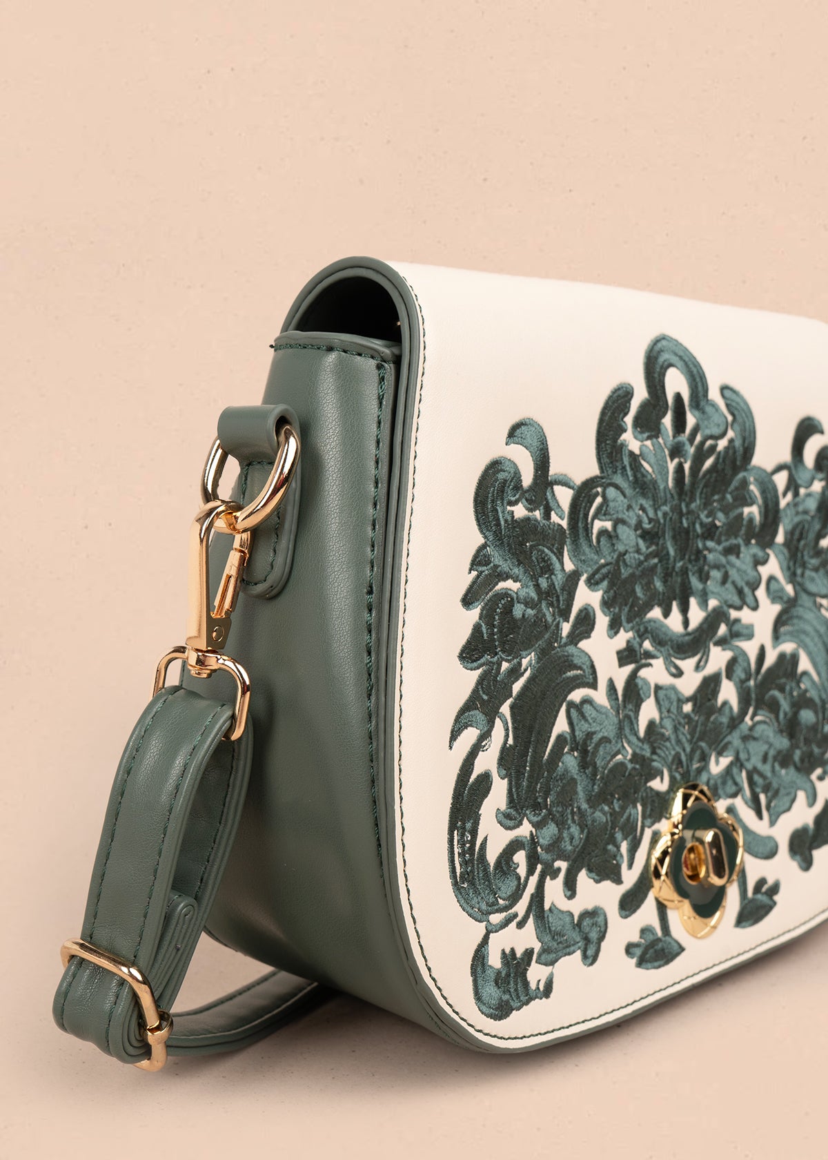 Bolso manos libres color verde con bordado y detalles dorados 106180