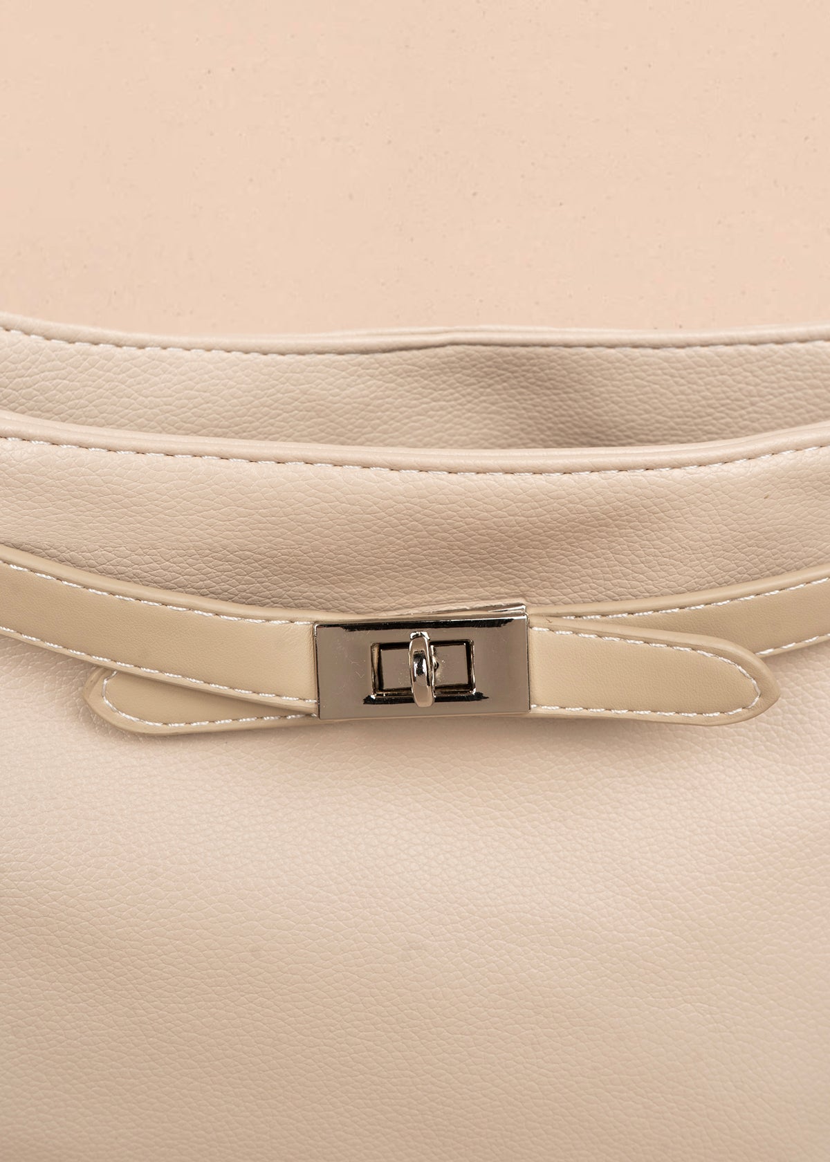 Bolso tipo shopping color beige con correa frontal 106182
