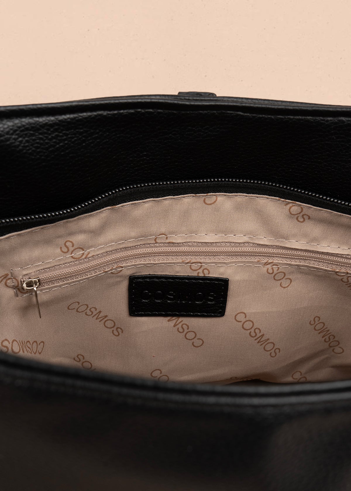 Bolso tipo shopping color negro con correa frontal 106182