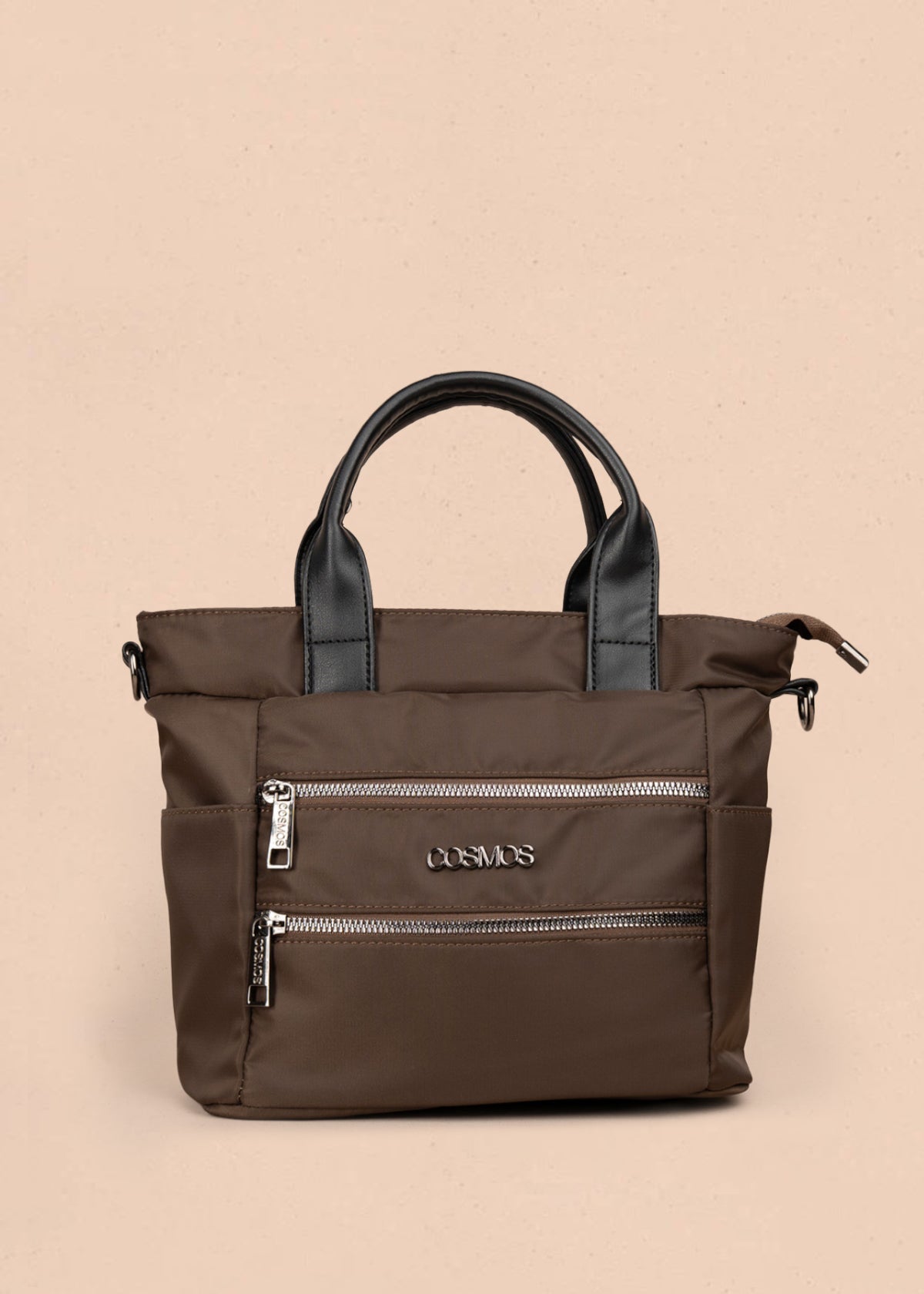 Bolso manos libres color café con doble bolsillo frontal y herrajes plateados 106184