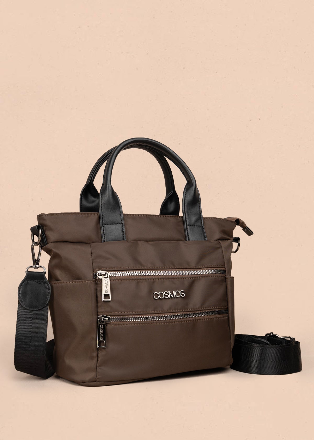Bolso manos libres color café con doble bolsillo frontal y herrajes plateados 106184