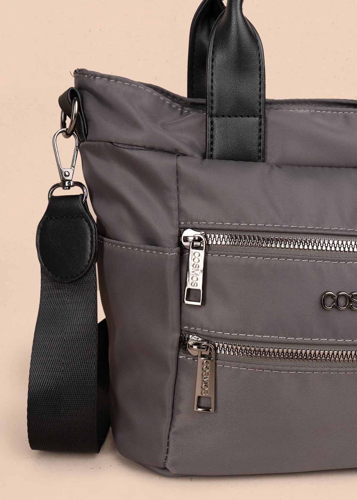 Bolso manos libres color gris con doble bolsillo frontal y herrajes plateados 106184