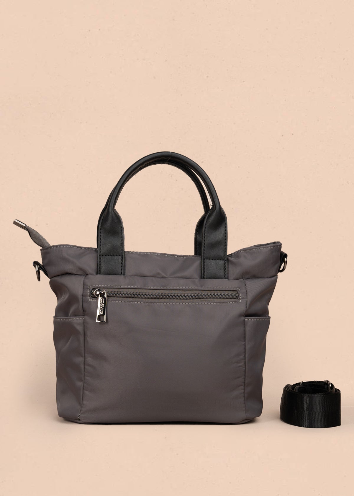 Bolso manos libres color gris con doble bolsillo frontal y herrajes plateados 106184
