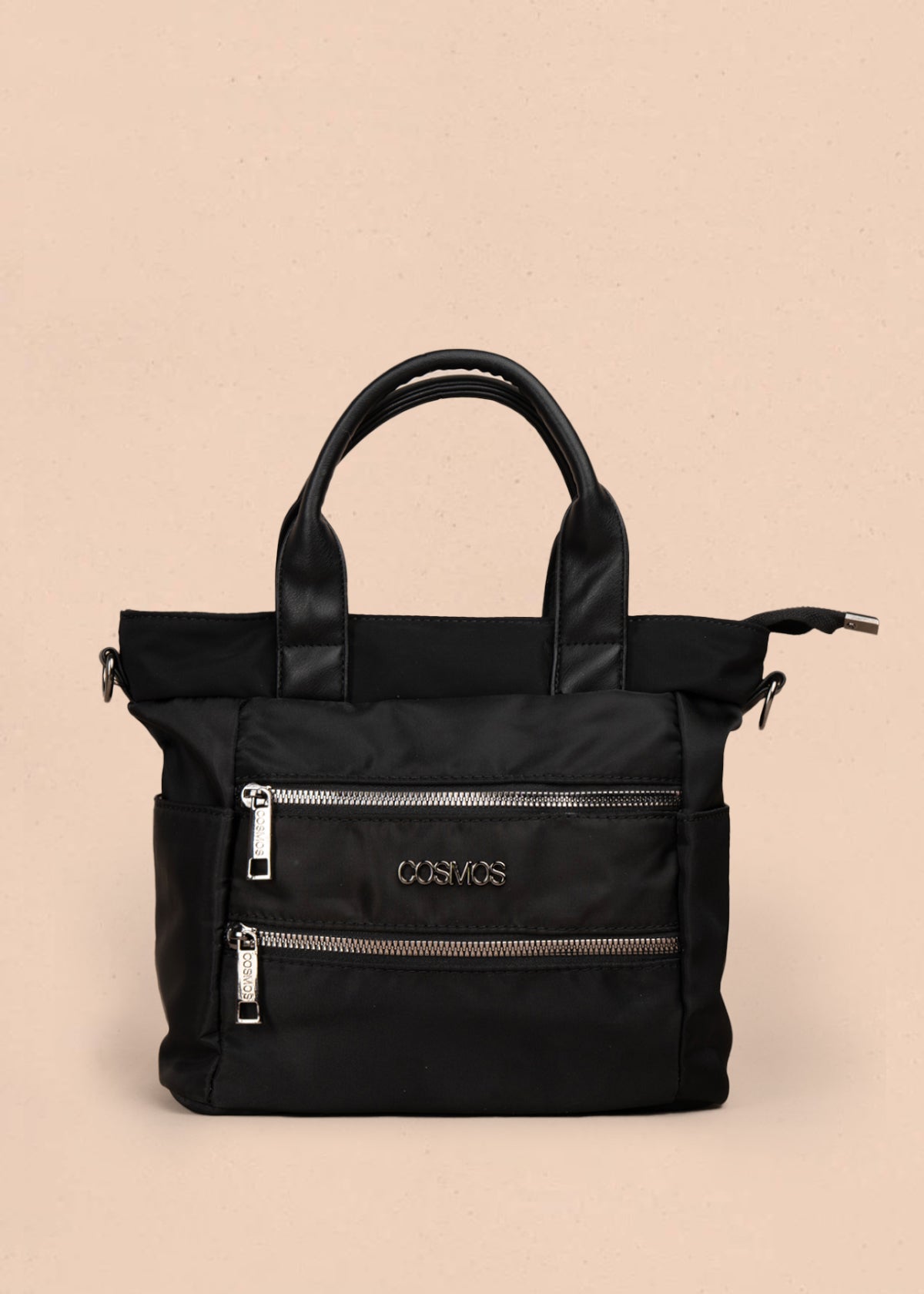 Bolso manos libres color negro con doble bolsillo frontal y herrajes plateados 106184